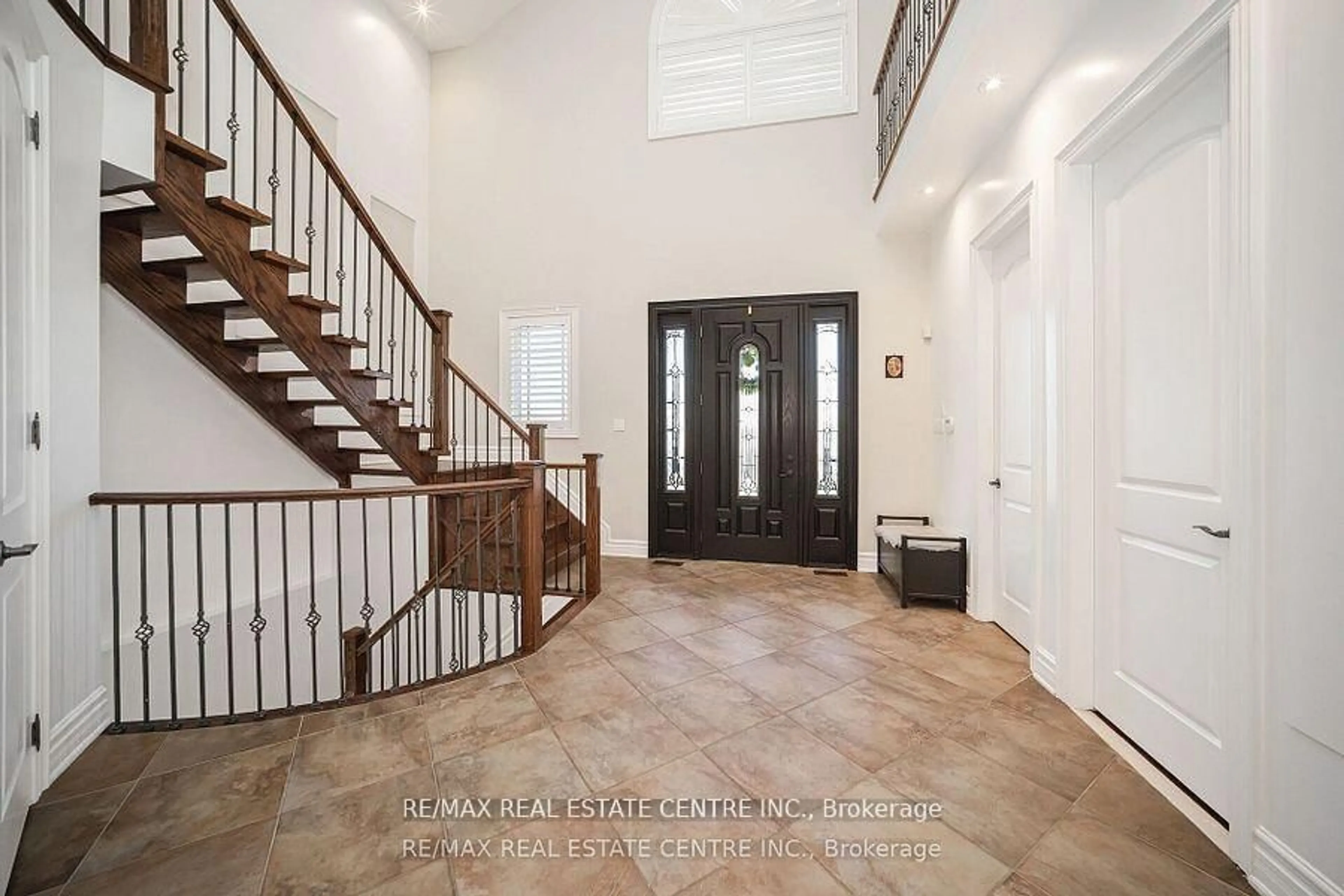 Indoor entryway for 14645 5 Sdrd, Halton Hills Ontario L4G 4S5