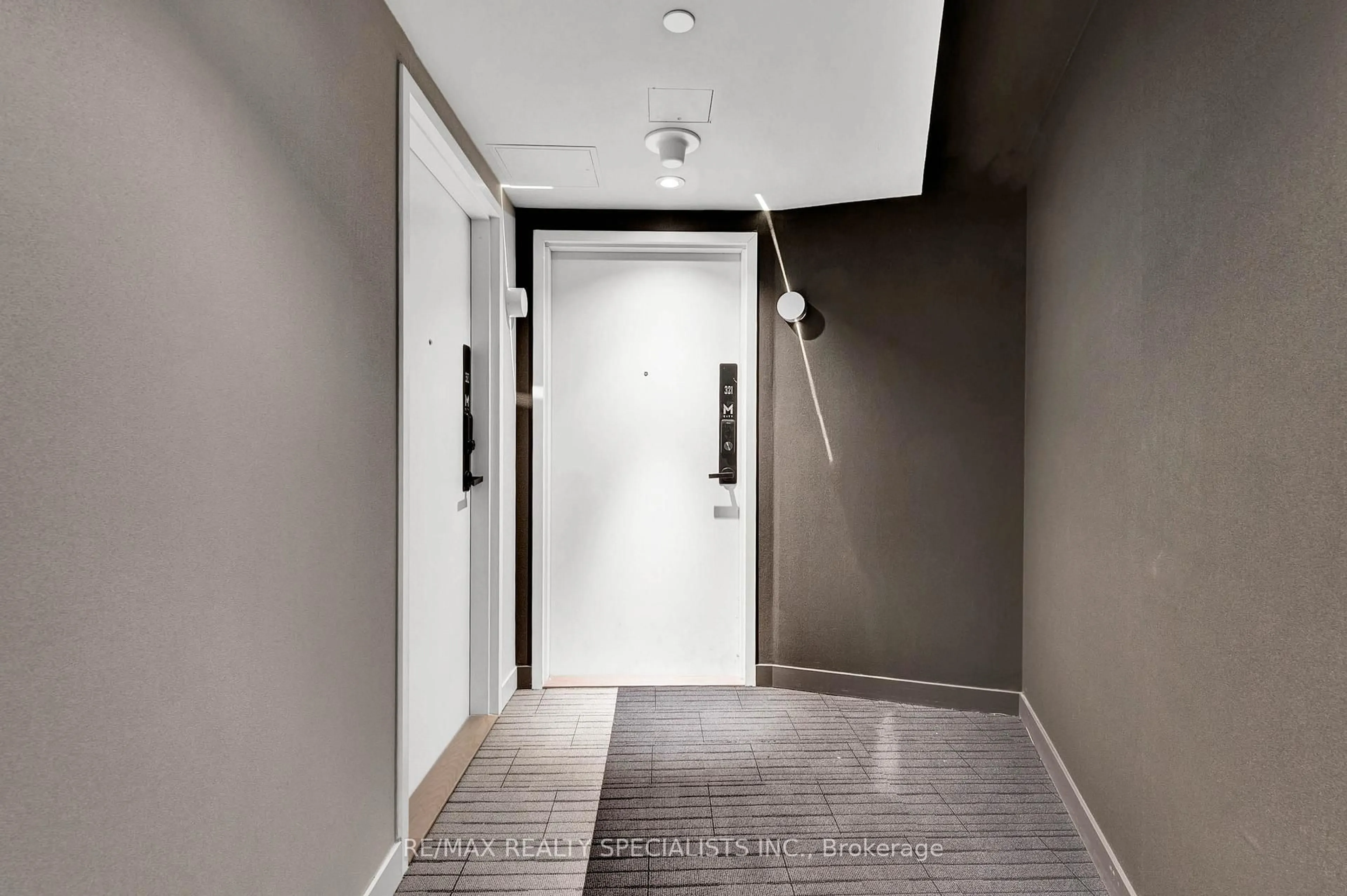 Indoor entryway for 3883 QUARTZ Rd #321, Mississauga Ontario L5B 4M6