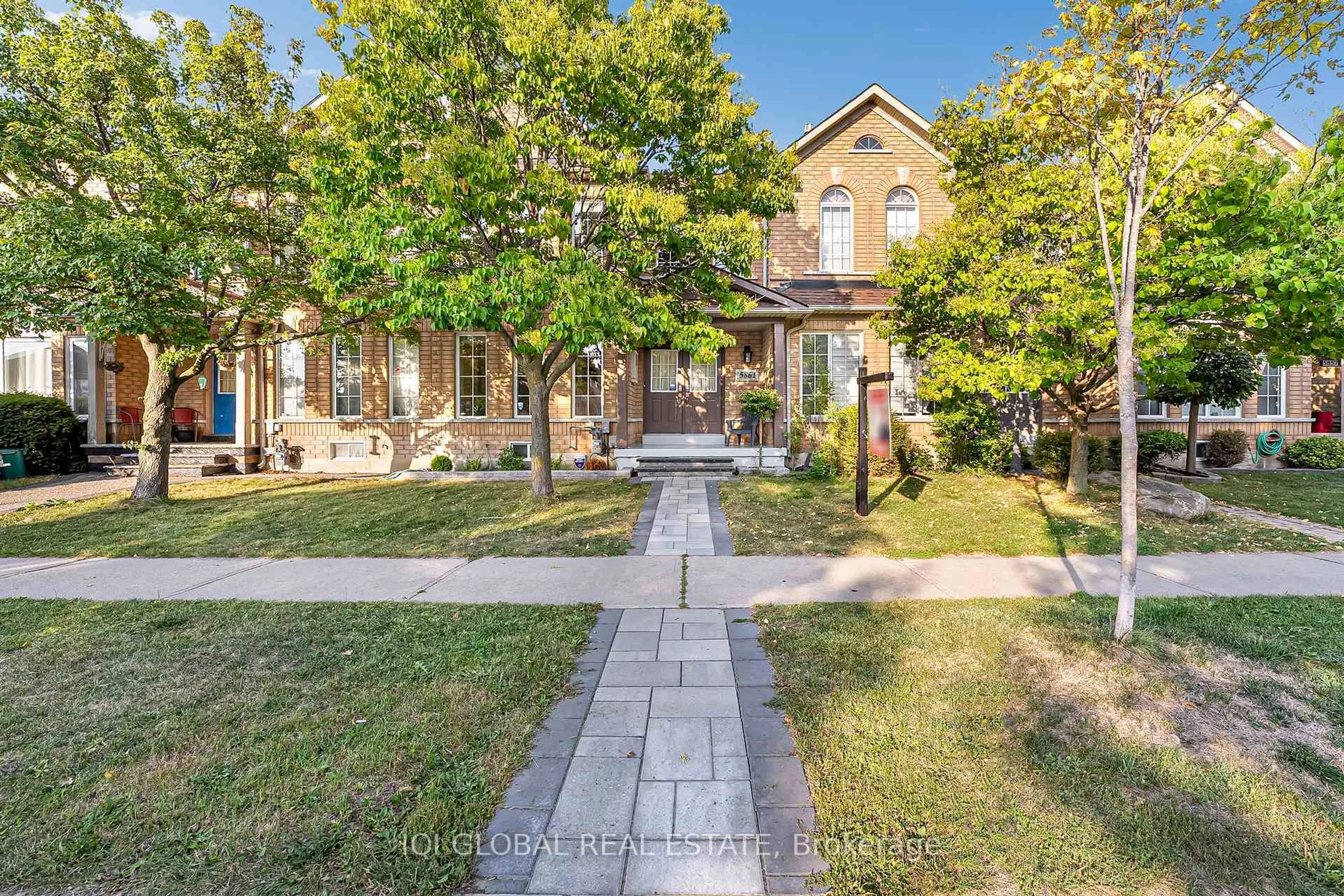A pic from outside/outdoor area/front of a property/back of a property/a pic from drone, street for 5861 Rainberry Dr, Mississauga Ontario L5M 6S4