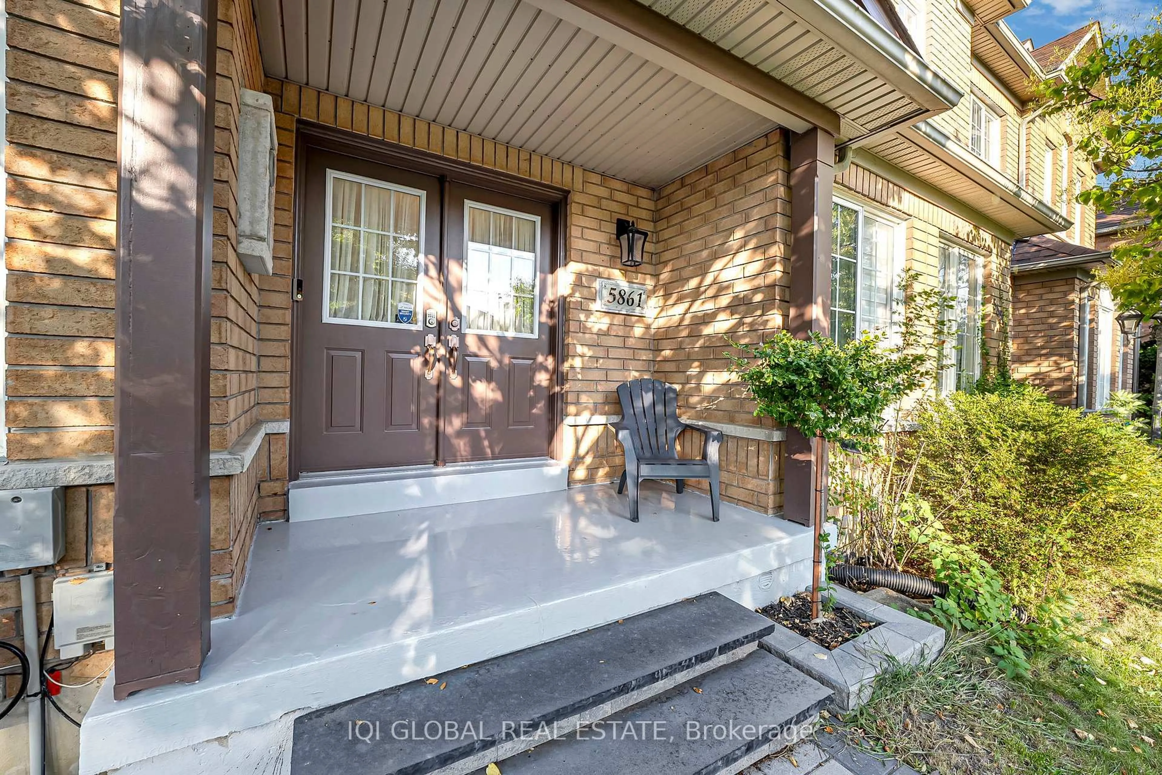 Indoor entryway for 5861 Rainberry Dr, Mississauga Ontario L5M 6S4