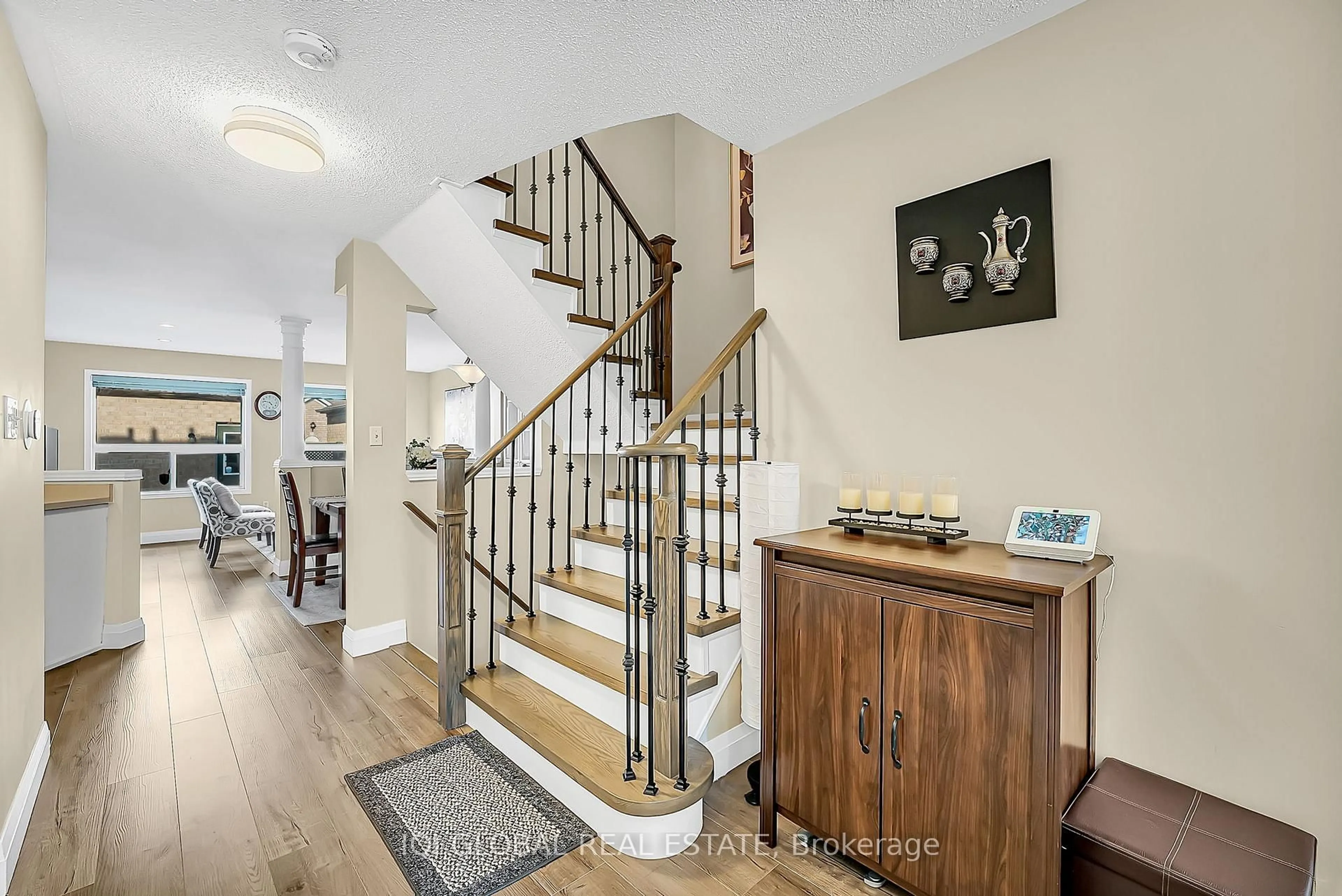 Indoor entryway for 5861 Rainberry Dr, Mississauga Ontario L5M 6S4