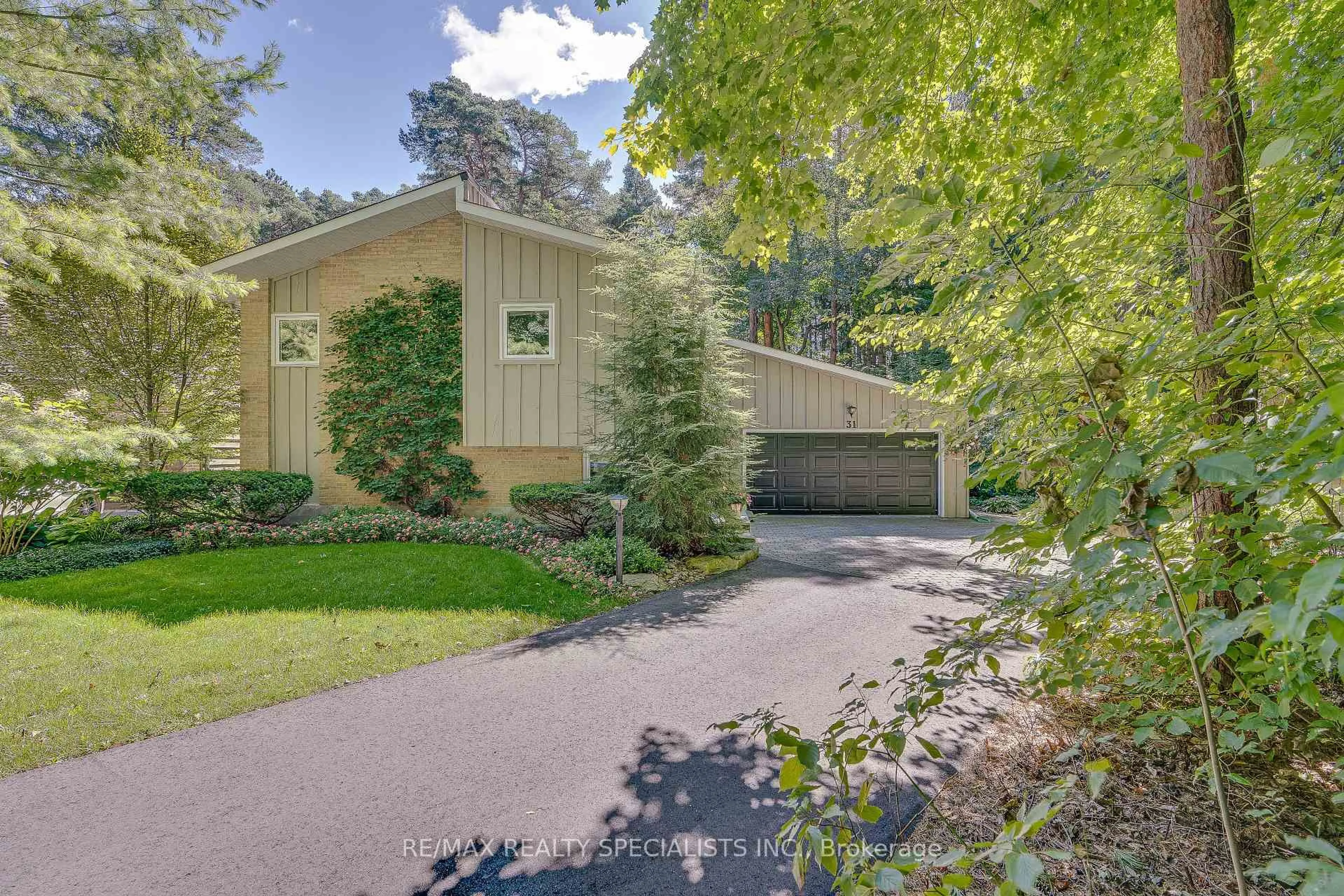 Home with vinyl exterior material, street for 31 Oliver's Lane, Caledon Ontario L7C 1G5