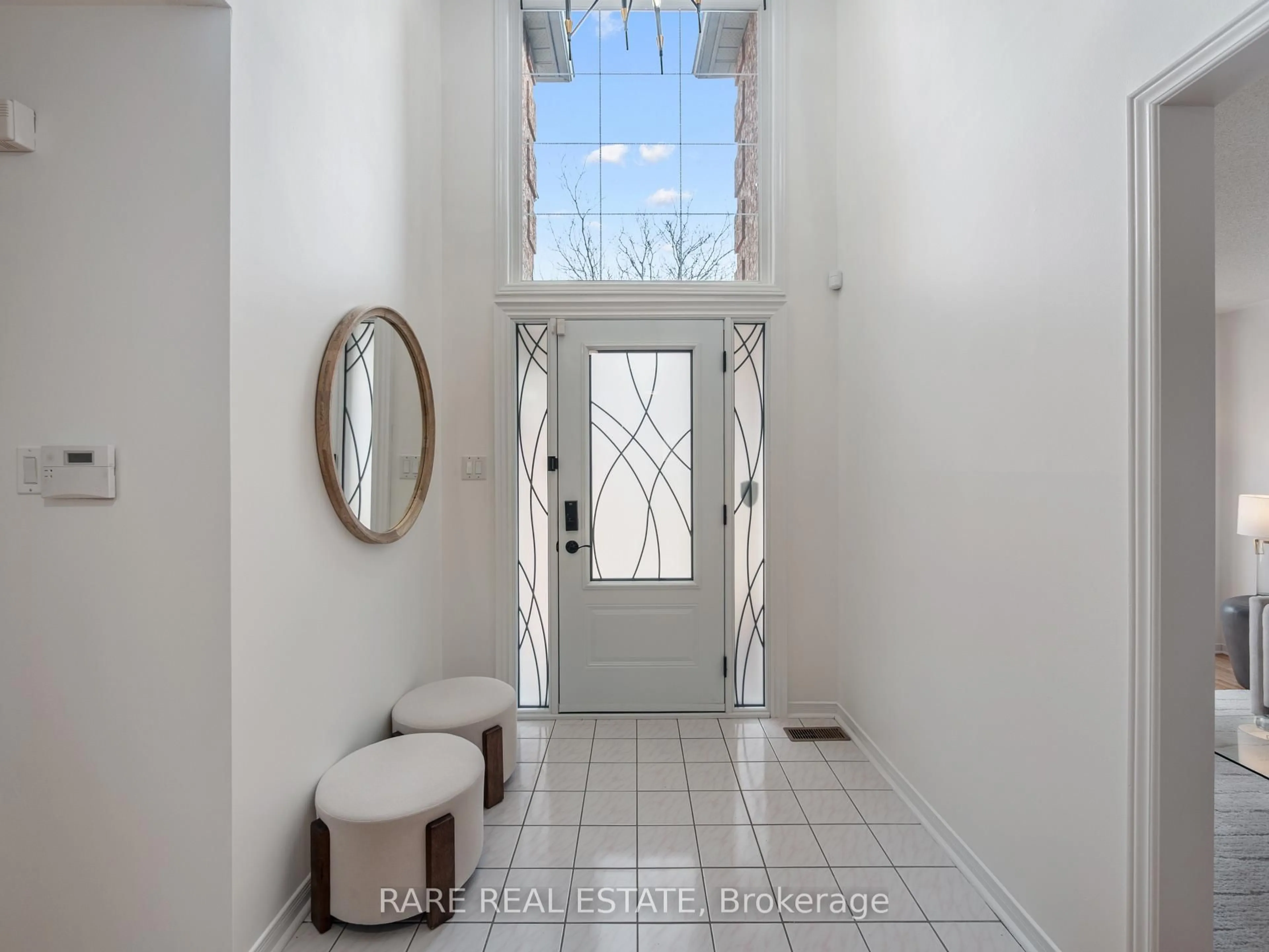 Indoor entryway for 5850 Fieldon Rd, Mississauga Ontario L5M 5K3