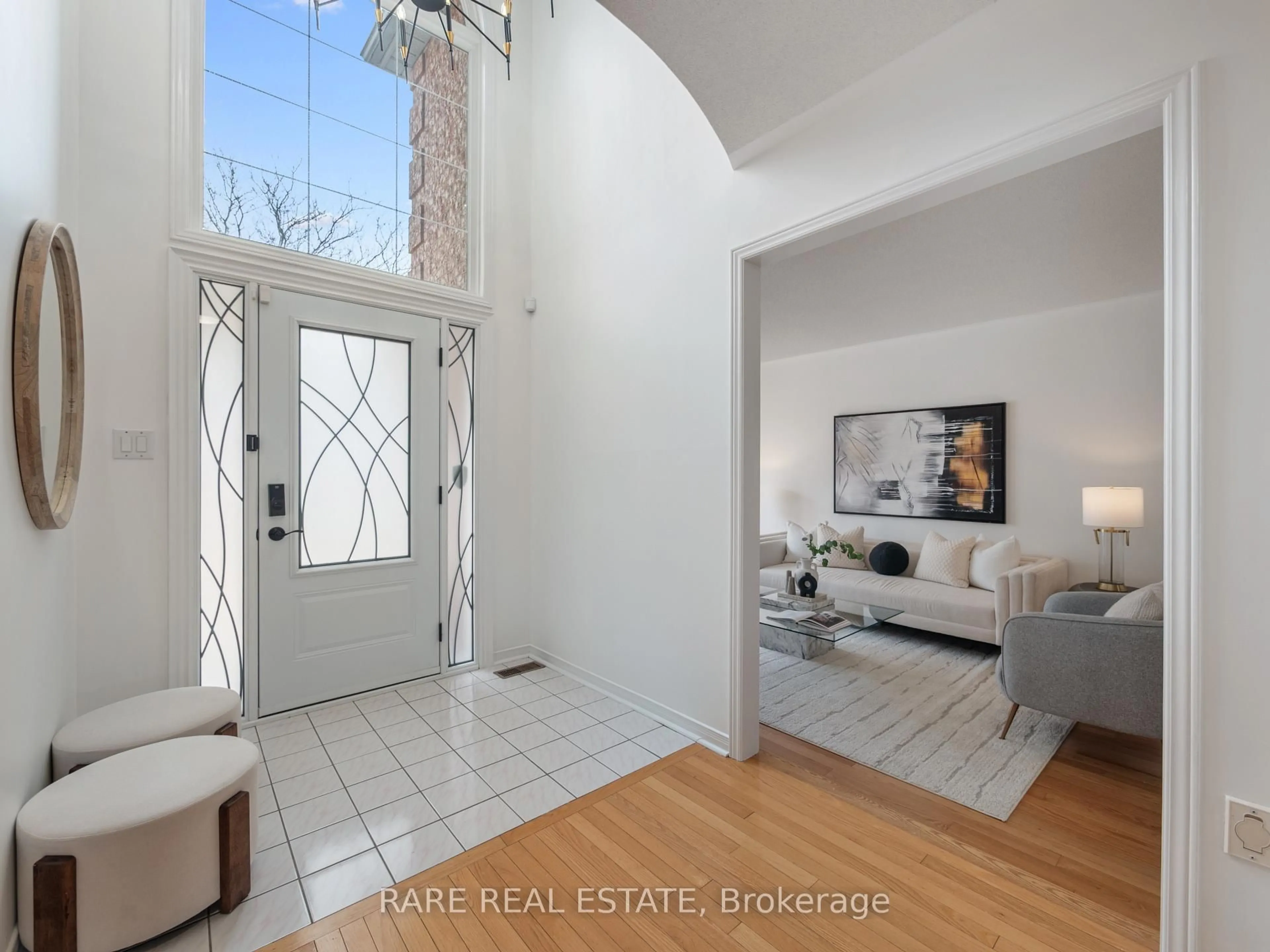 Indoor entryway for 5850 Fieldon Rd, Mississauga Ontario L5M 5K3