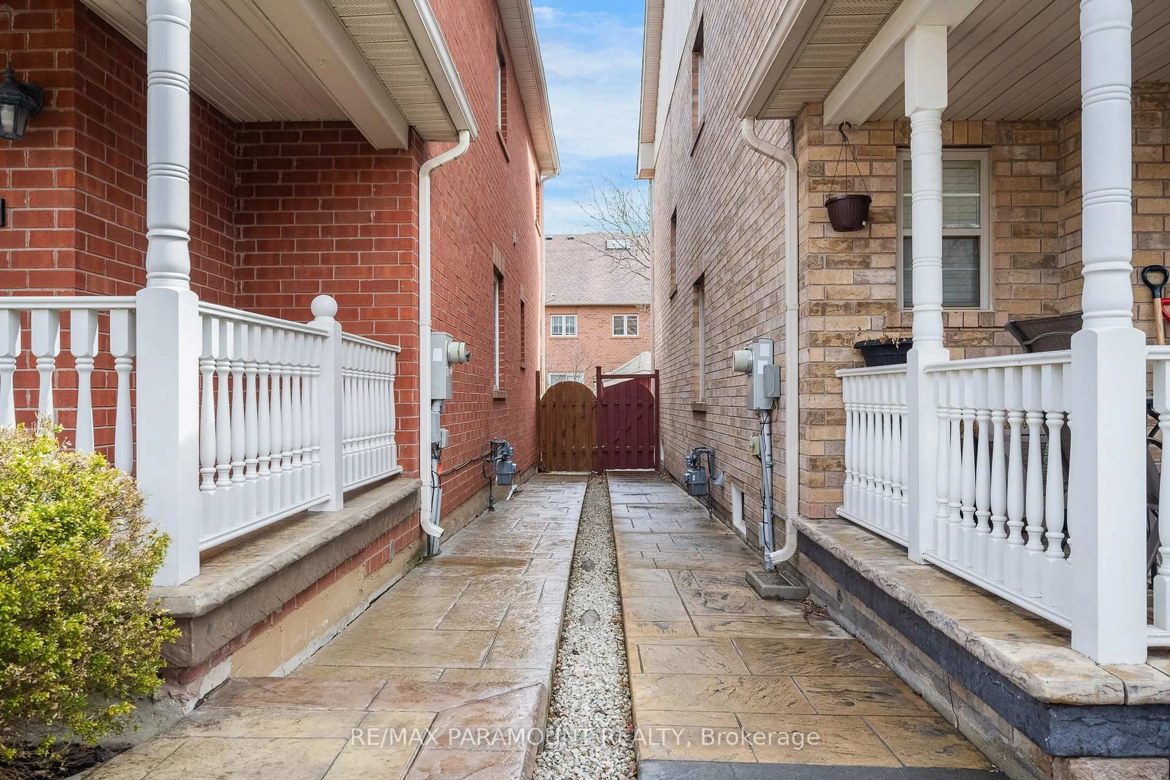 Patio, street for 1122 Lamplight Way, Mississauga Ontario L5W 1J4