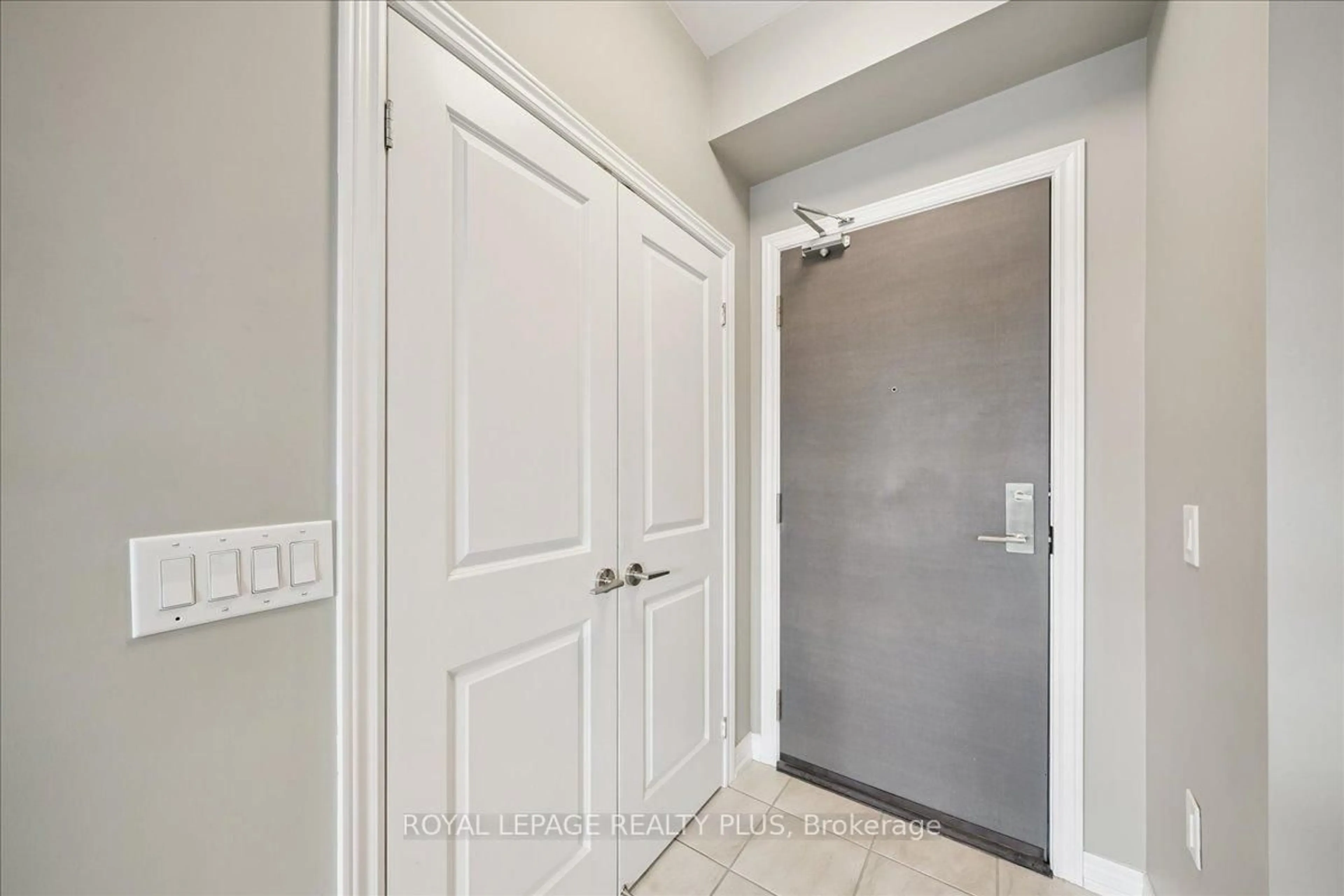 Indoor entryway for 2370 Khalsa Gate #311, Oakville Ontario L6M 1P5