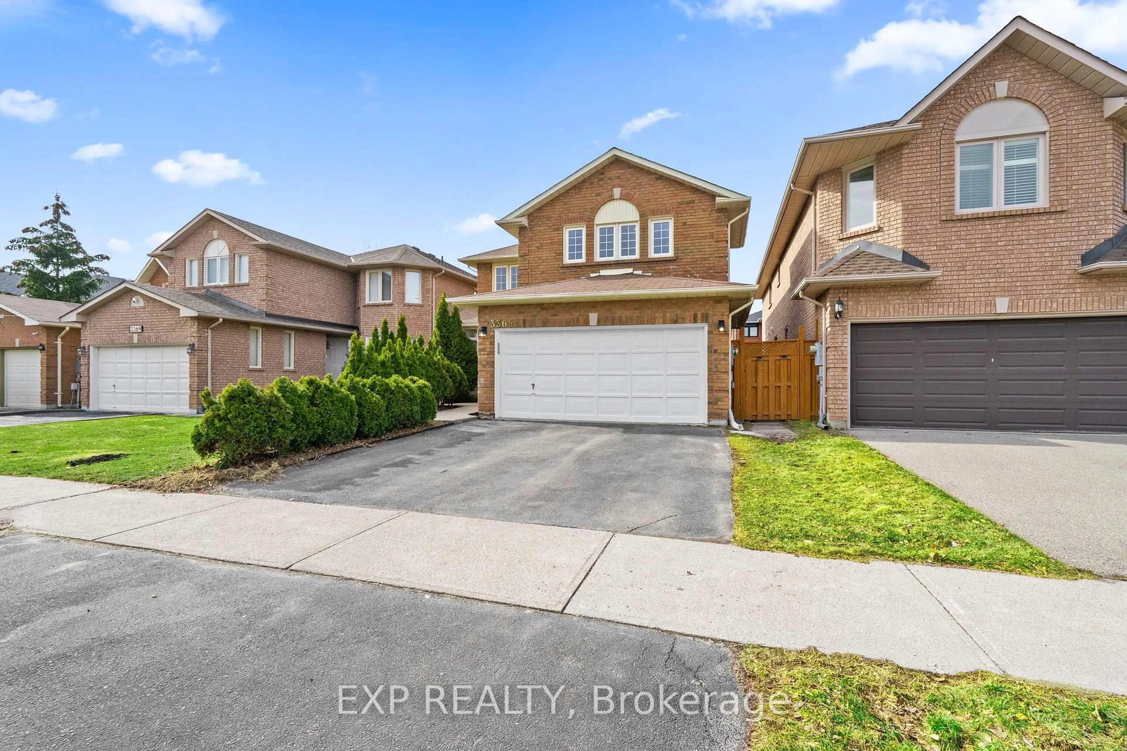 A pic from outside/outdoor area/front of a property/back of a property/a pic from drone, street for 3365 Nutcracker Dr, Mississauga Ontario L5N 6E6