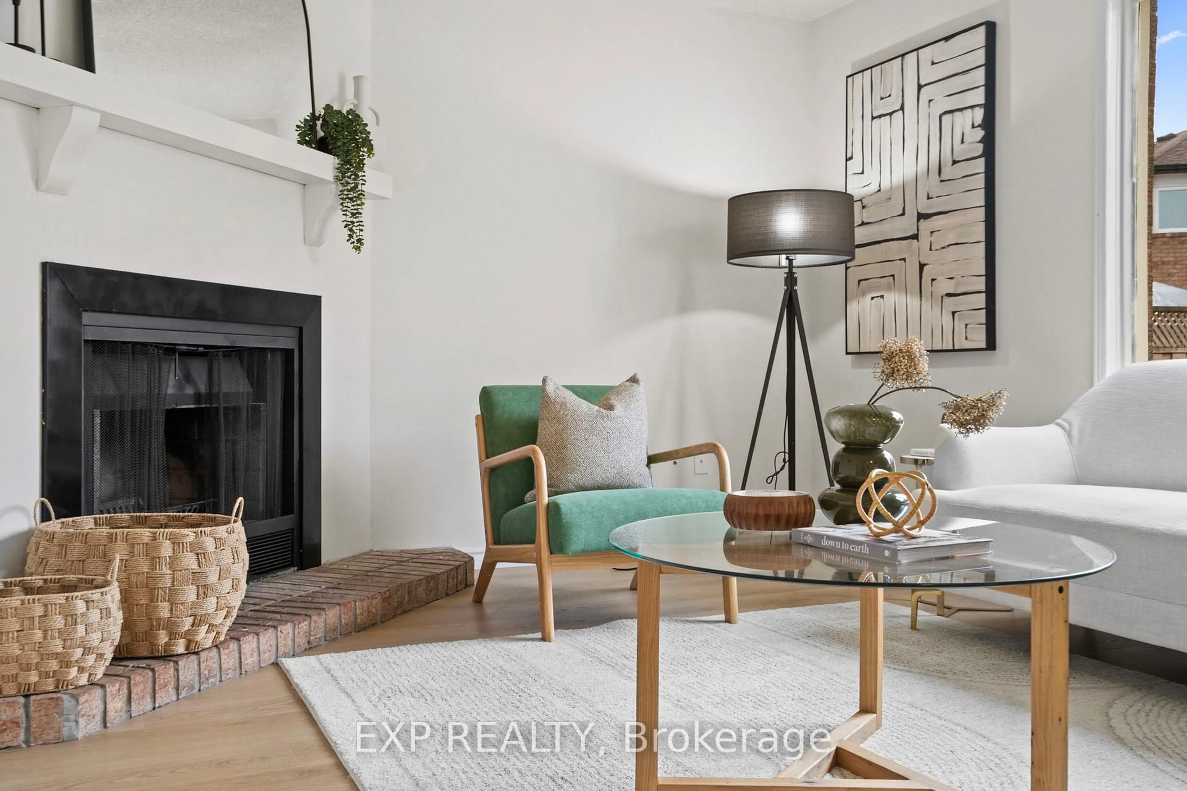 Living room with furniture, unknown for 3365 Nutcracker Dr, Mississauga Ontario L5N 6E6