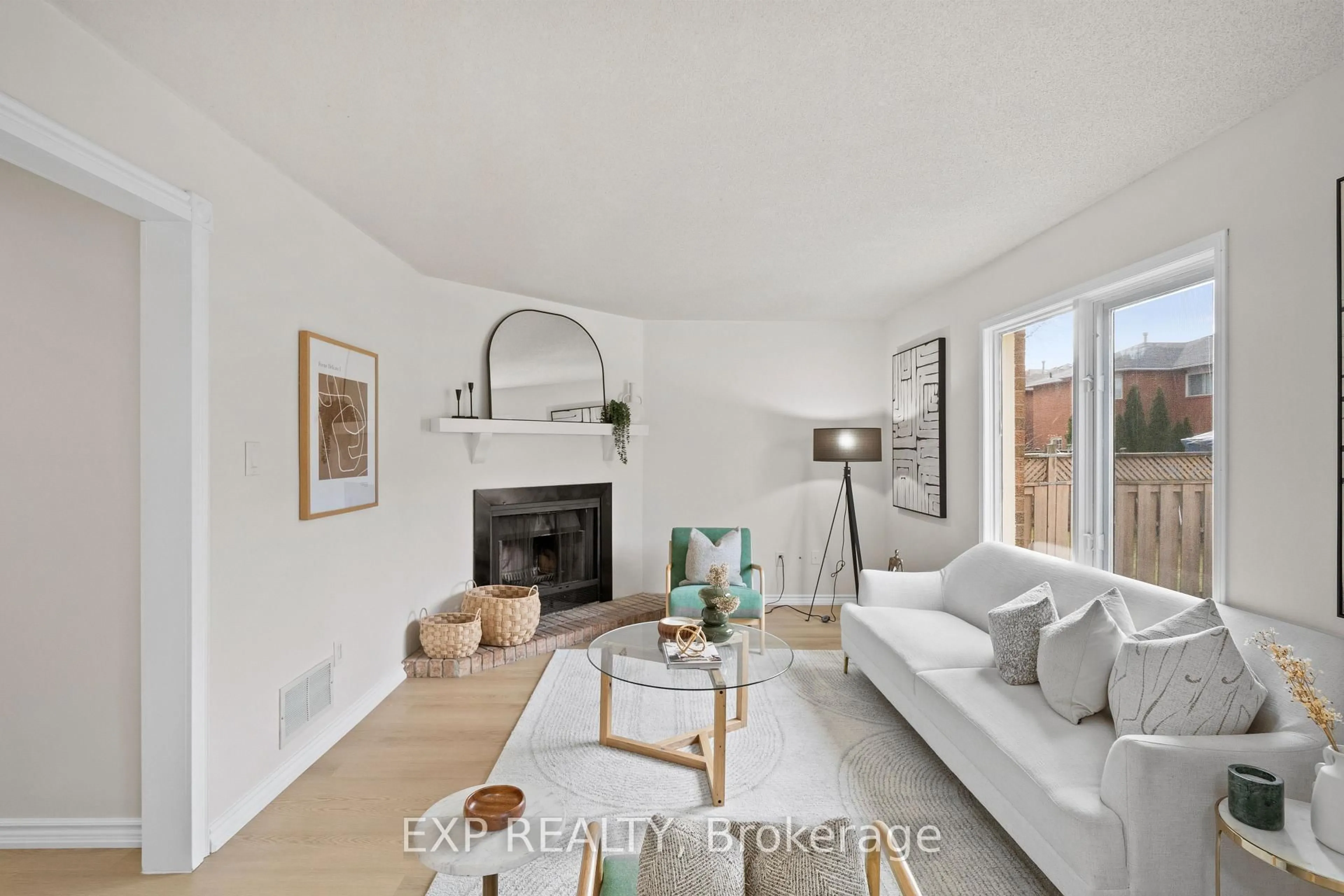 Living room with furniture, unknown for 3365 Nutcracker Dr, Mississauga Ontario L5N 6E6