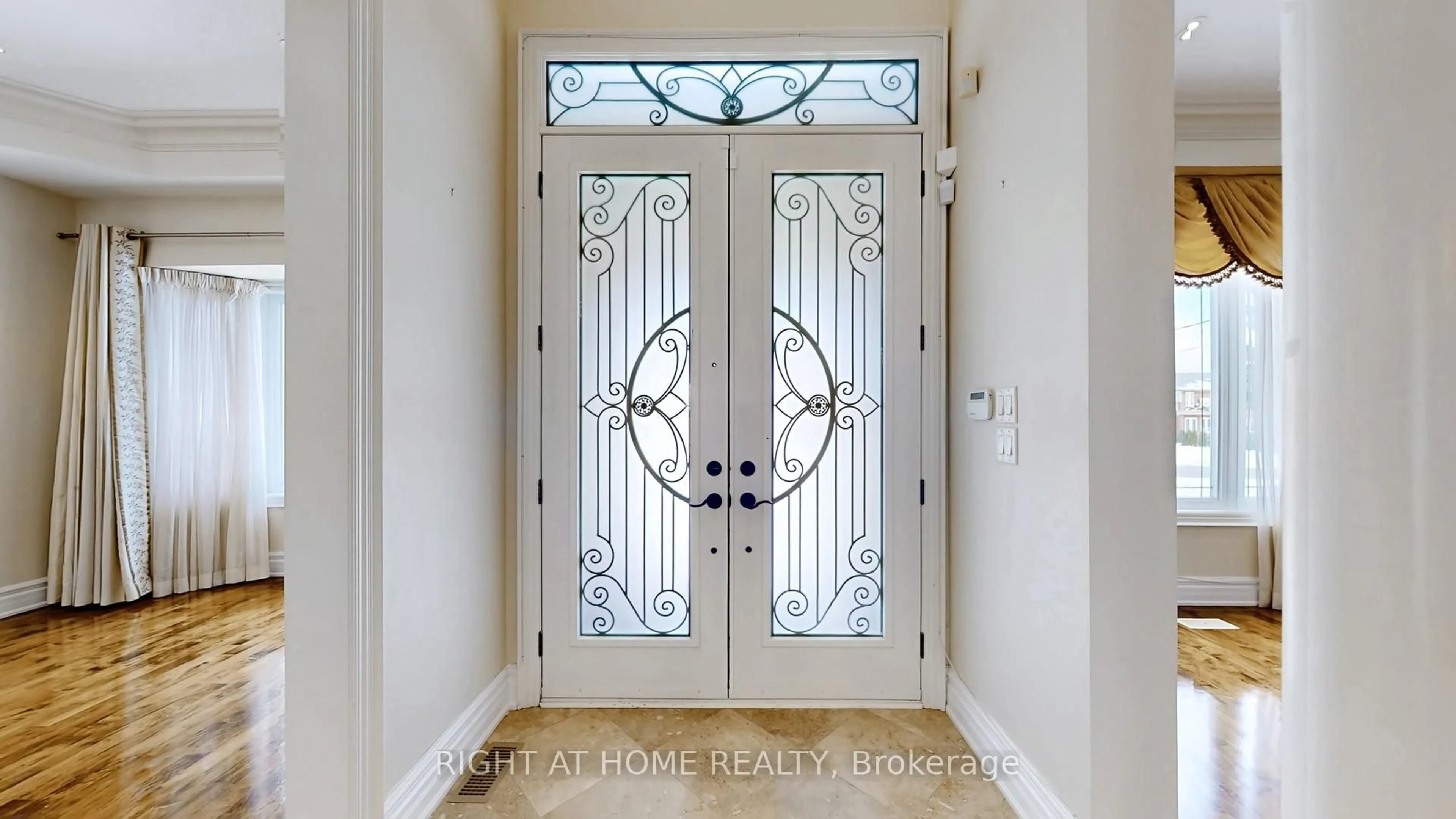 Indoor entryway for 3414 Joan Dr, Mississauga Ontario L5B 1T5