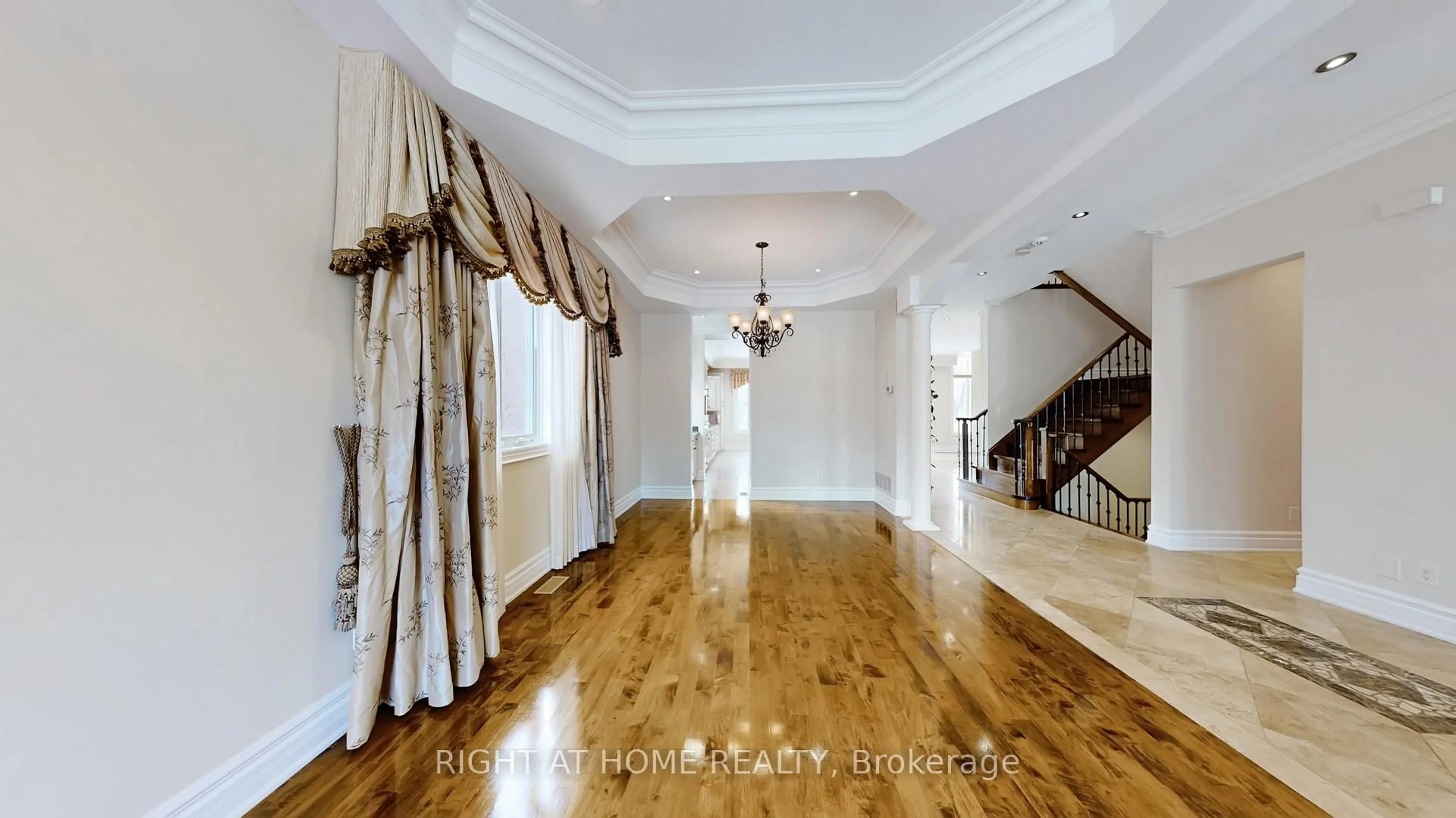 Indoor foyer for 3414 Joan Dr, Mississauga Ontario L5B 1T5