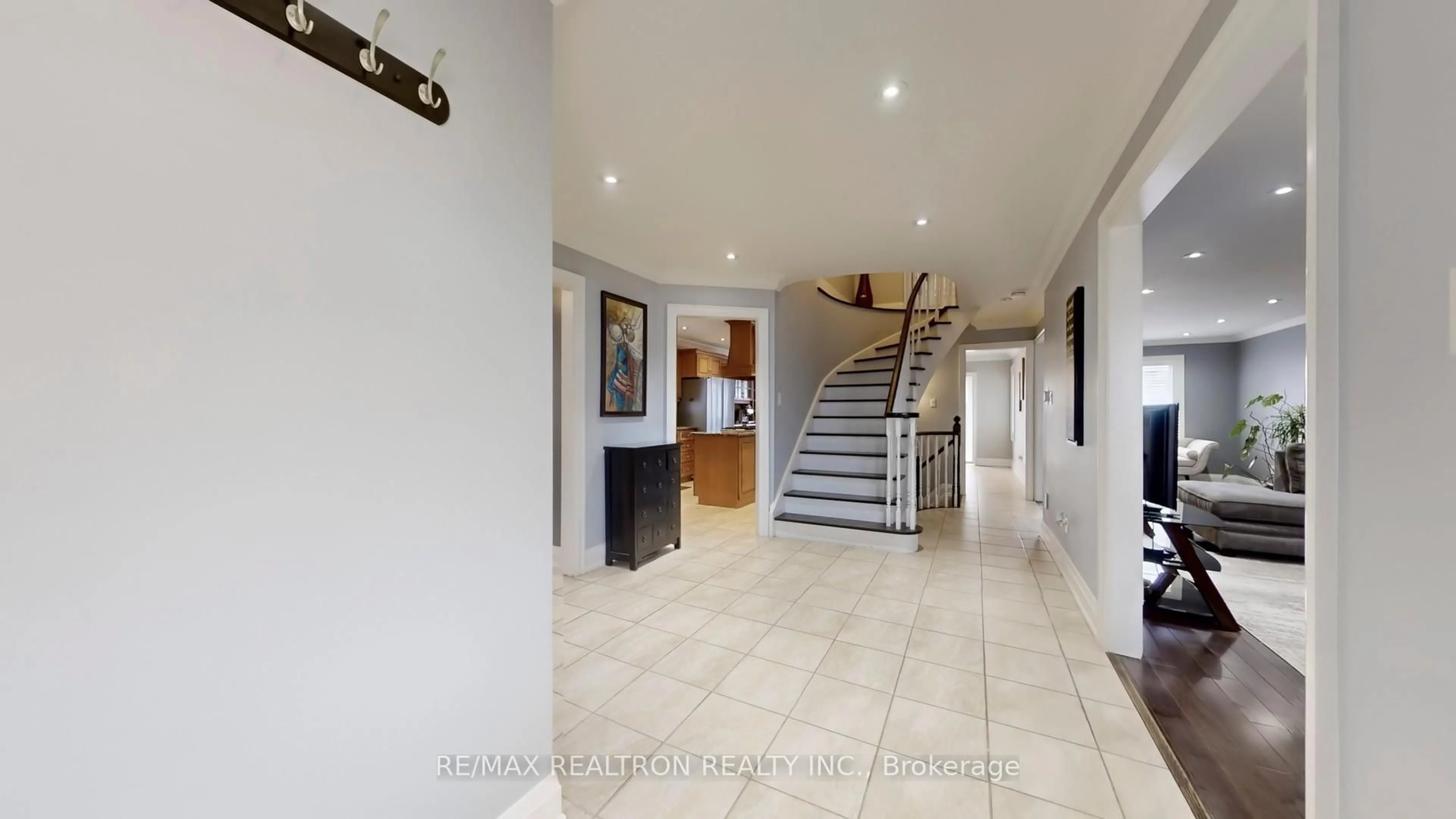 Indoor foyer for 229 Kingsbridge Garden Circ, Mississauga Ontario L5R 1L4