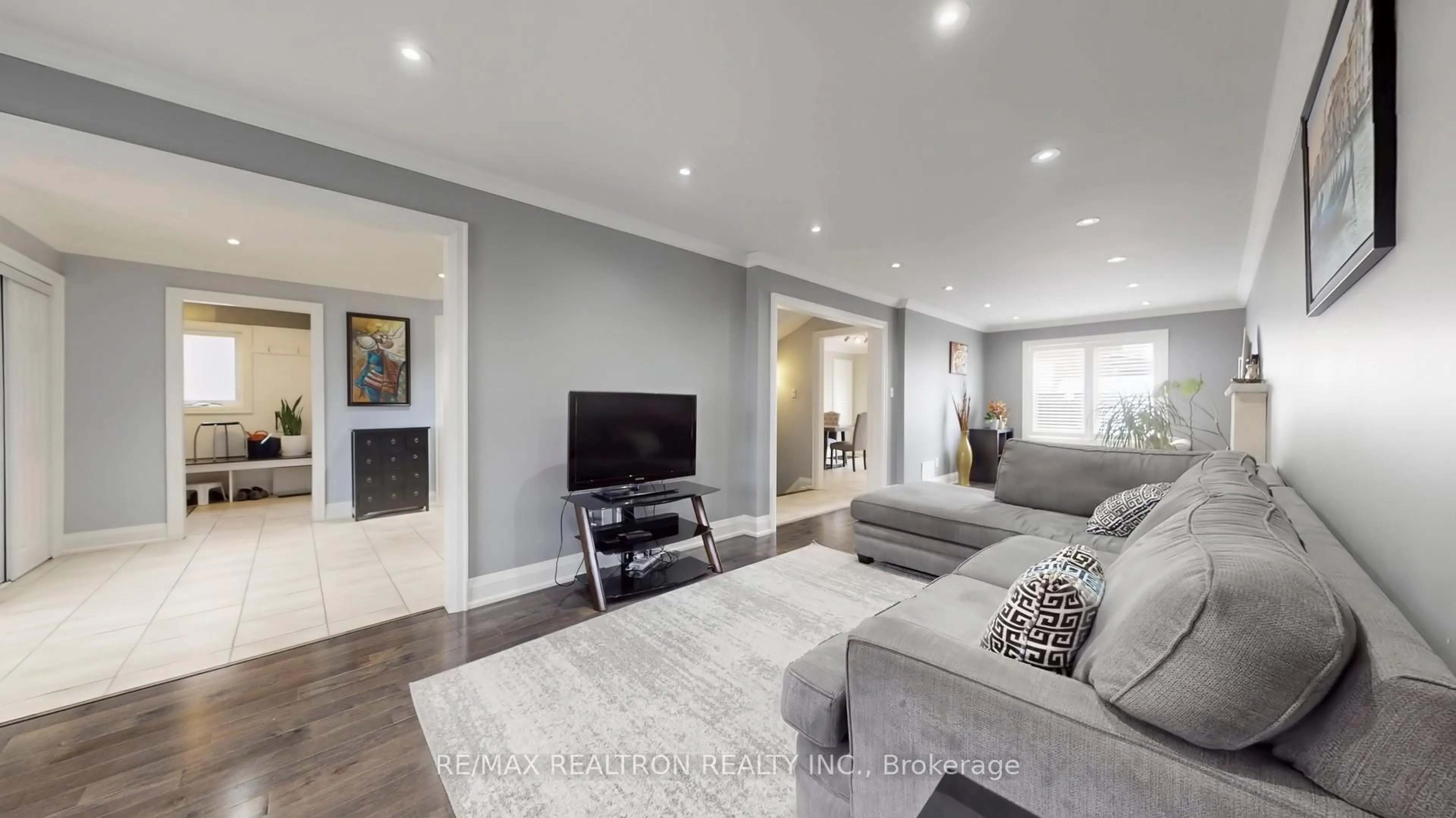 Living room with furniture, unknown for 229 Kingsbridge Garden Circ, Mississauga Ontario L5R 1L4