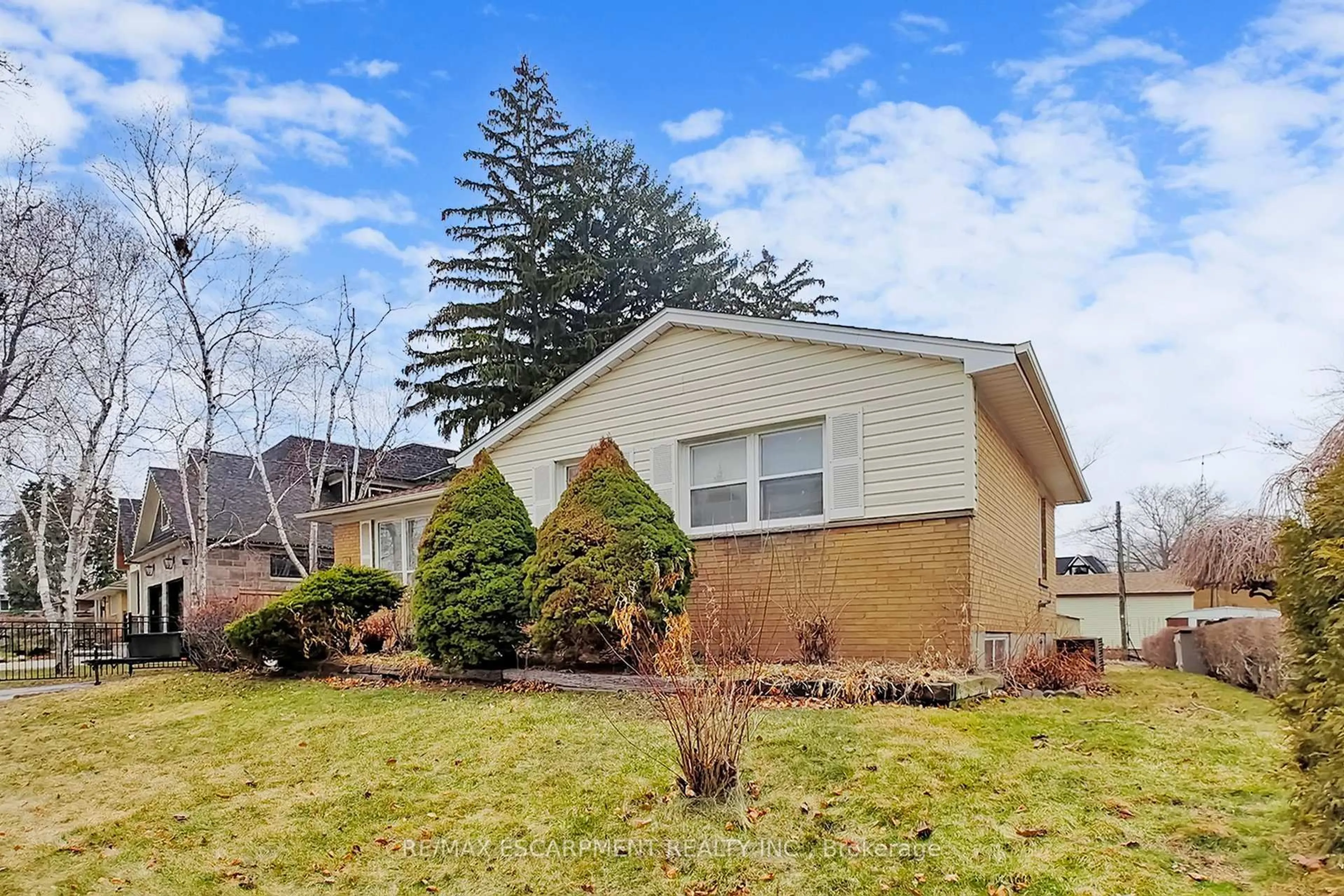 Home with vinyl exterior material, street for 541 WINGROVE Cres, Oakville Ontario L6L 4R7