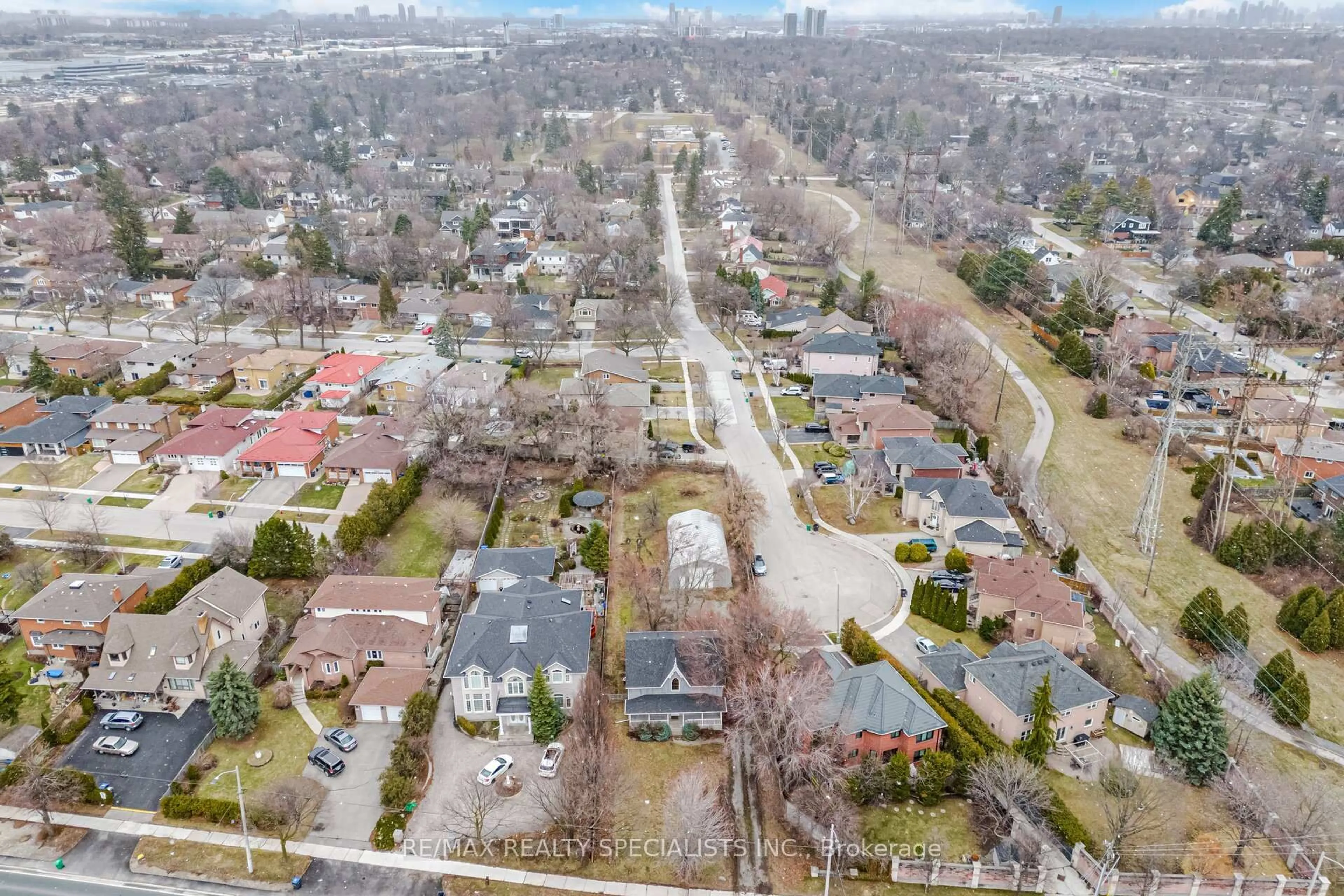 A pic from outside/outdoor area/front of a property/back of a property/a pic from drone, street for 2131 Cawthra Rd, Mississauga Ontario L5A 2W6