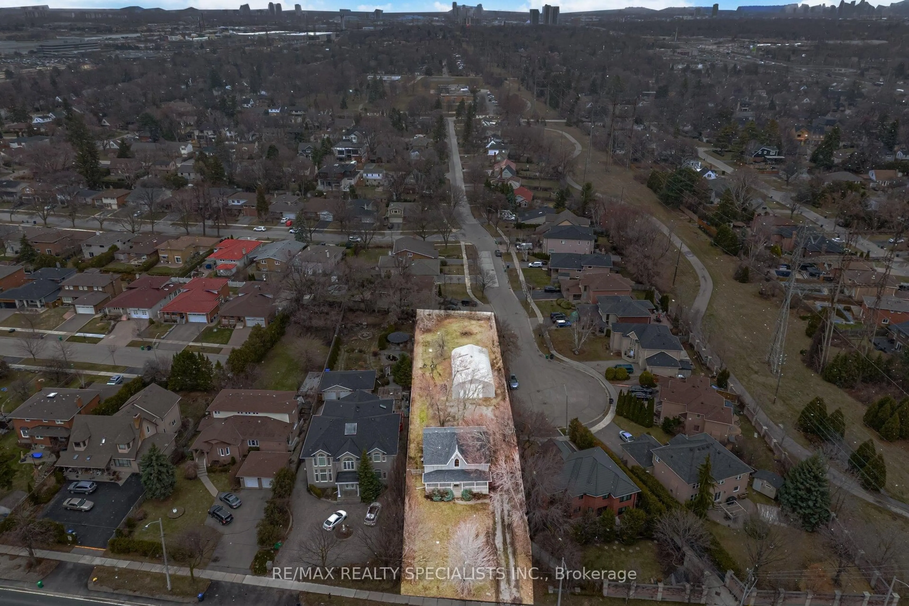 A pic from outside/outdoor area/front of a property/back of a property/a pic from drone, street for 2131 Cawthra Rd, Mississauga Ontario L5A 2W6