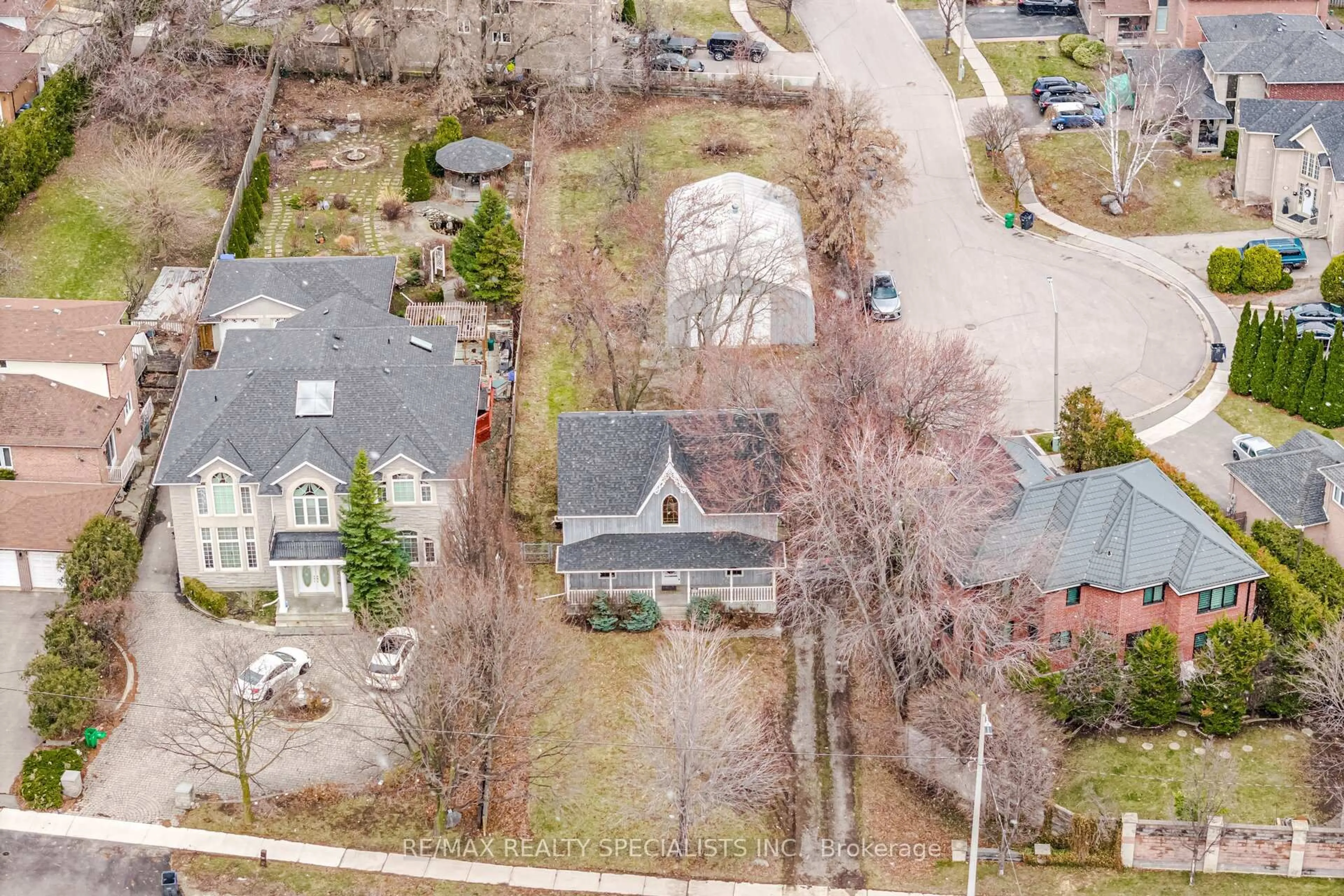 A pic from outside/outdoor area/front of a property/back of a property/a pic from drone, street for 2131 Cawthra Rd, Mississauga Ontario L5A 2W6