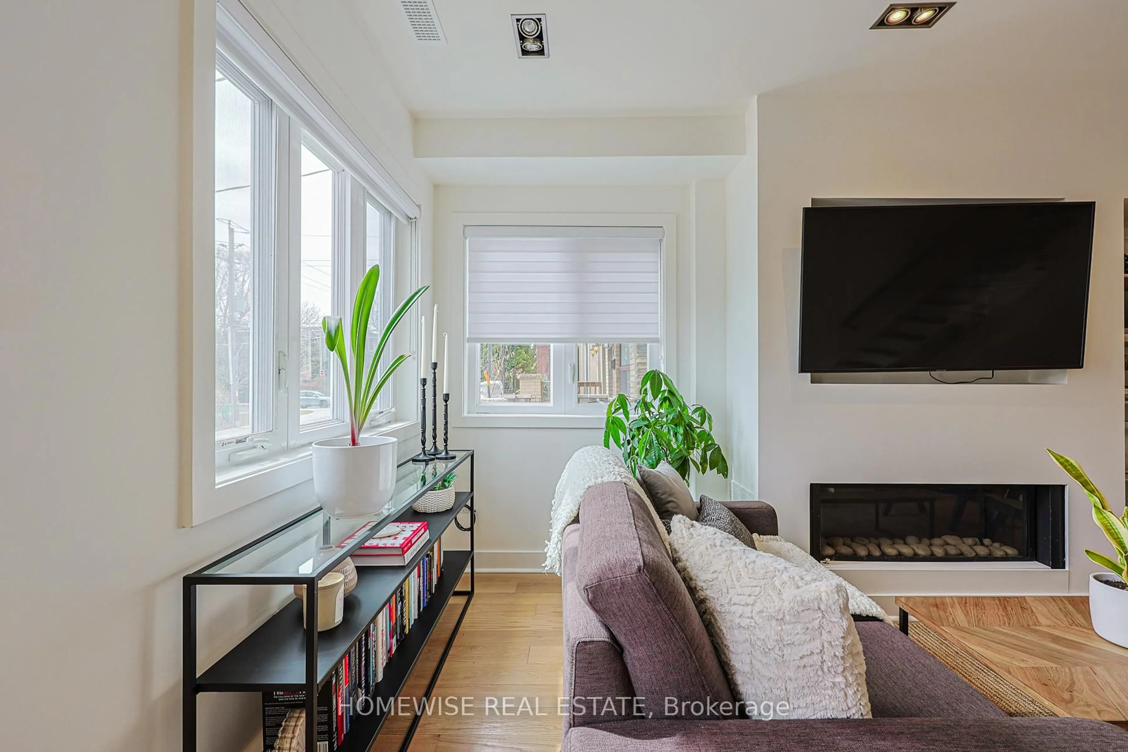 Living room with furniture, unknown for 12 Leeds St, Toronto Ontario M6G 1N7