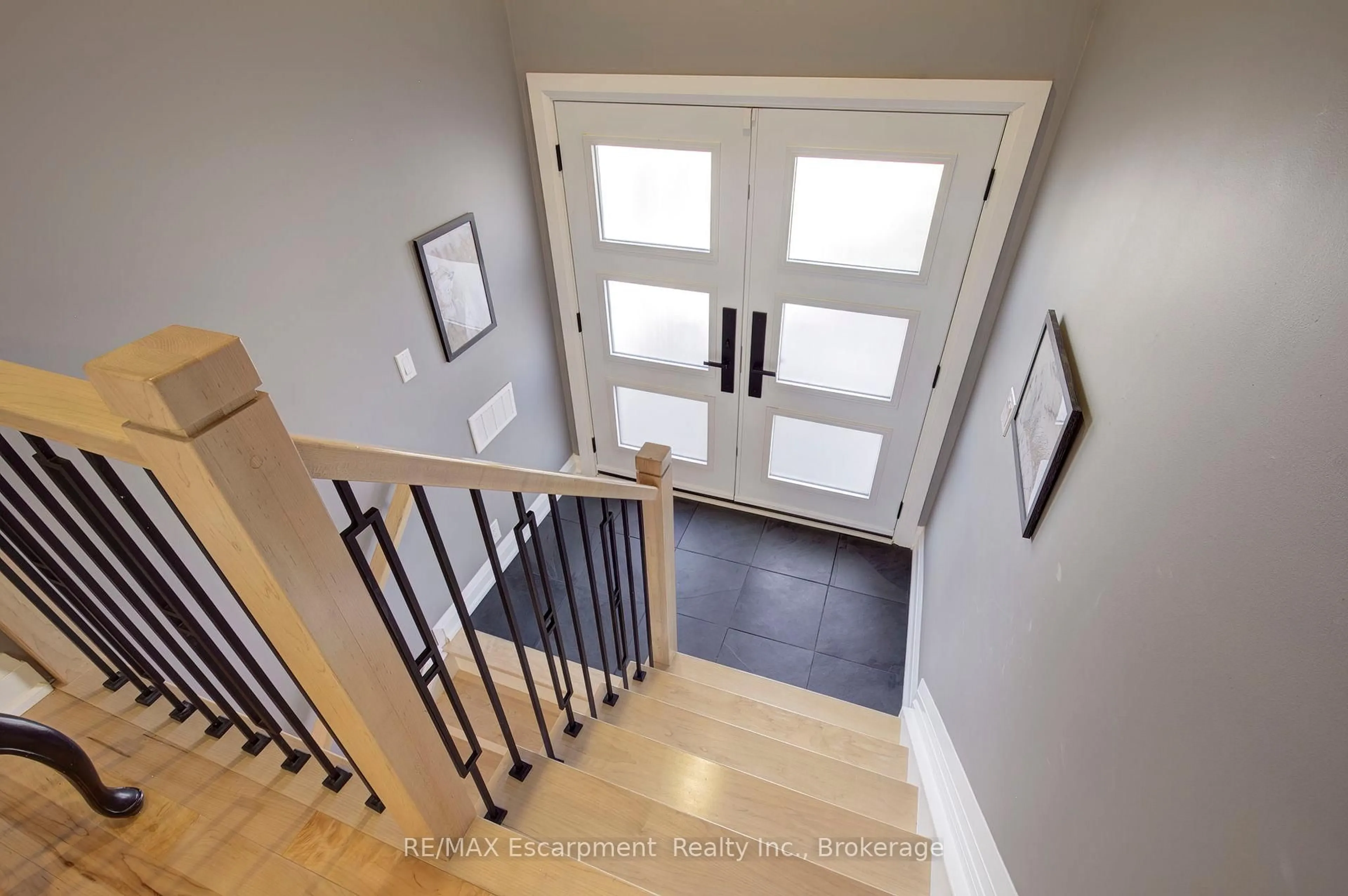 Indoor entryway for 2183 Sandringham Dr, Burlington Ontario L7P 3E7