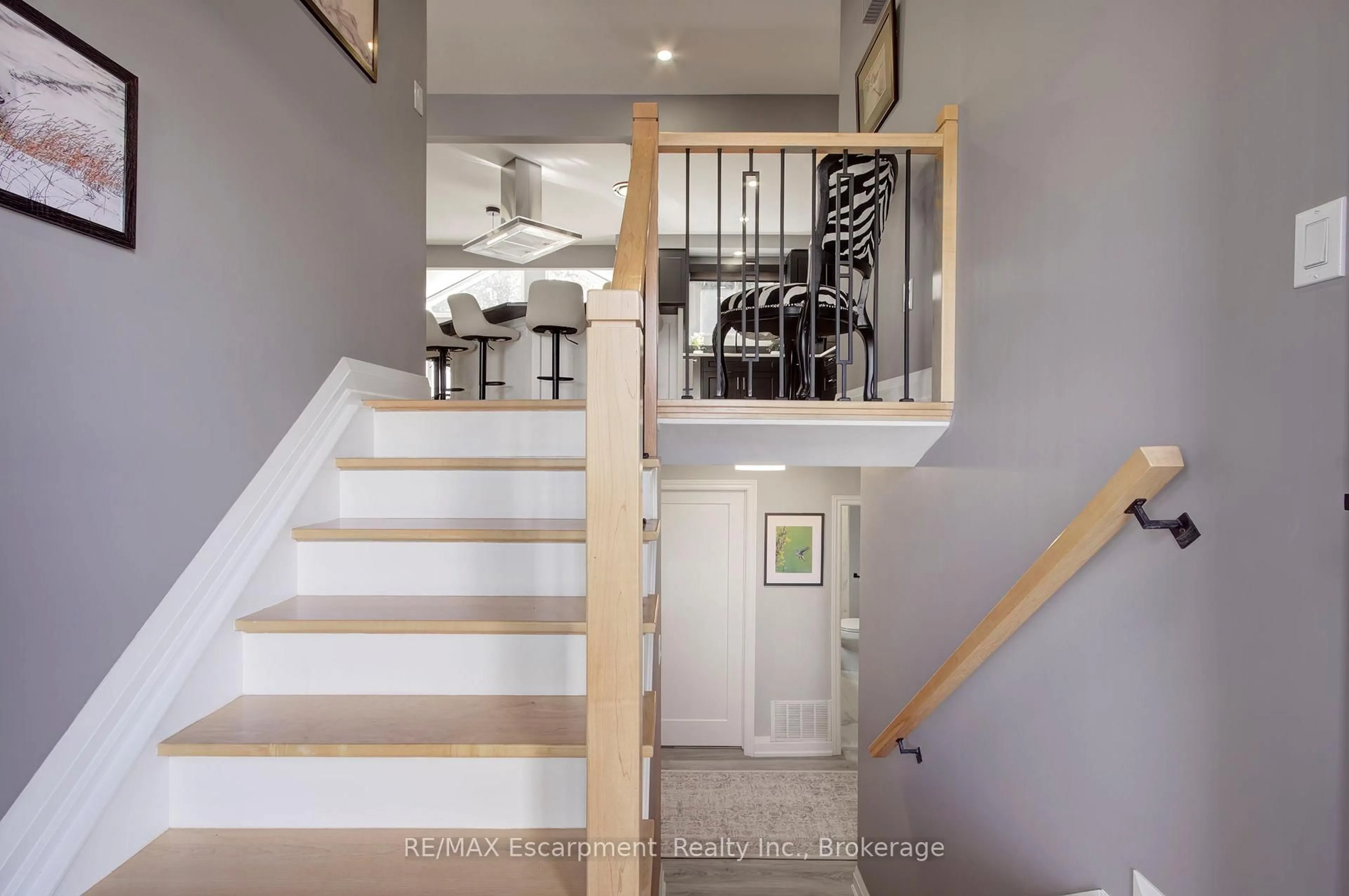 Stairs for 2183 Sandringham Dr, Burlington Ontario L7P 3E7