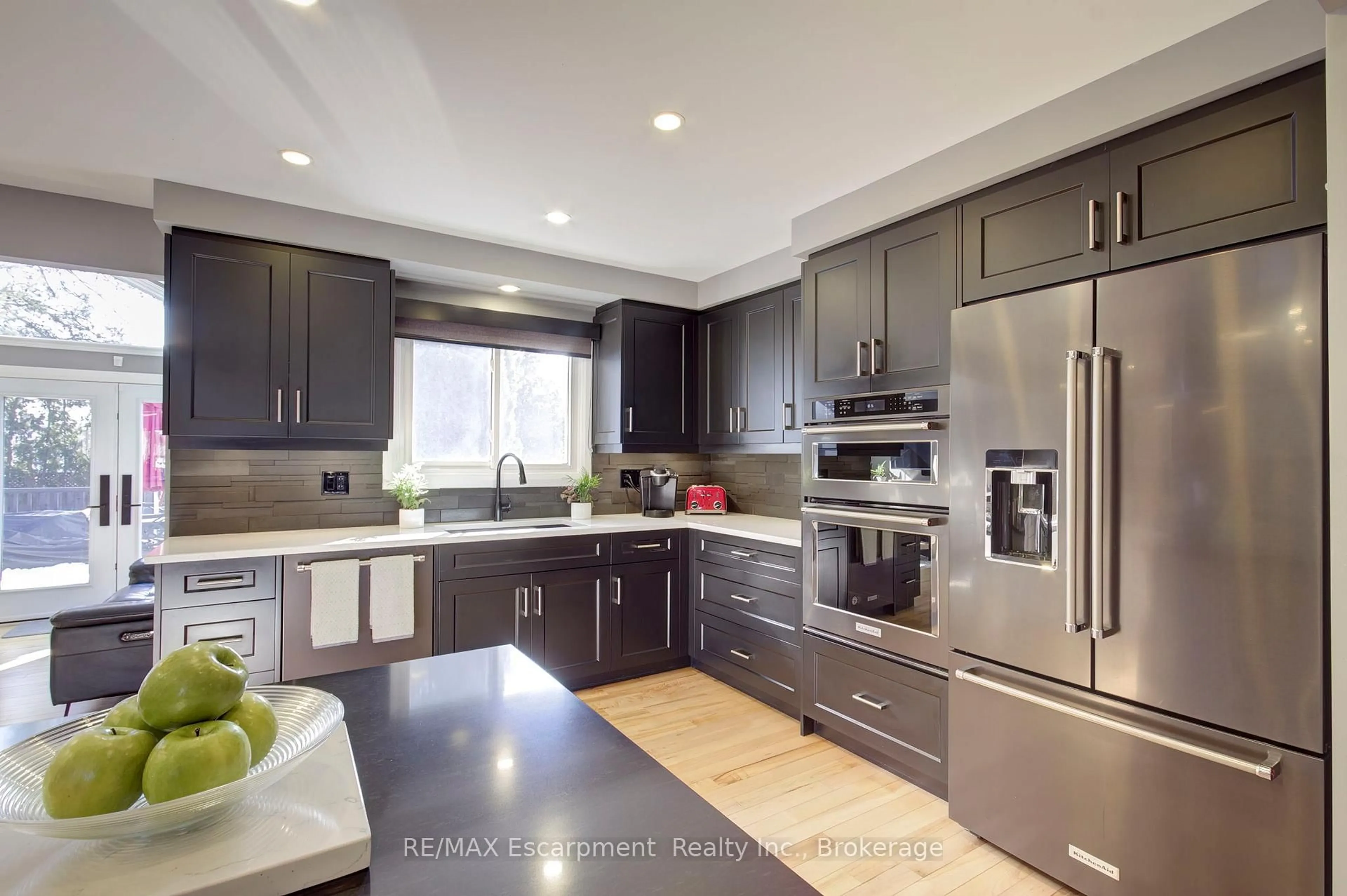 Contemporary kitchen, unknown for 2183 Sandringham Dr, Burlington Ontario L7P 3E7