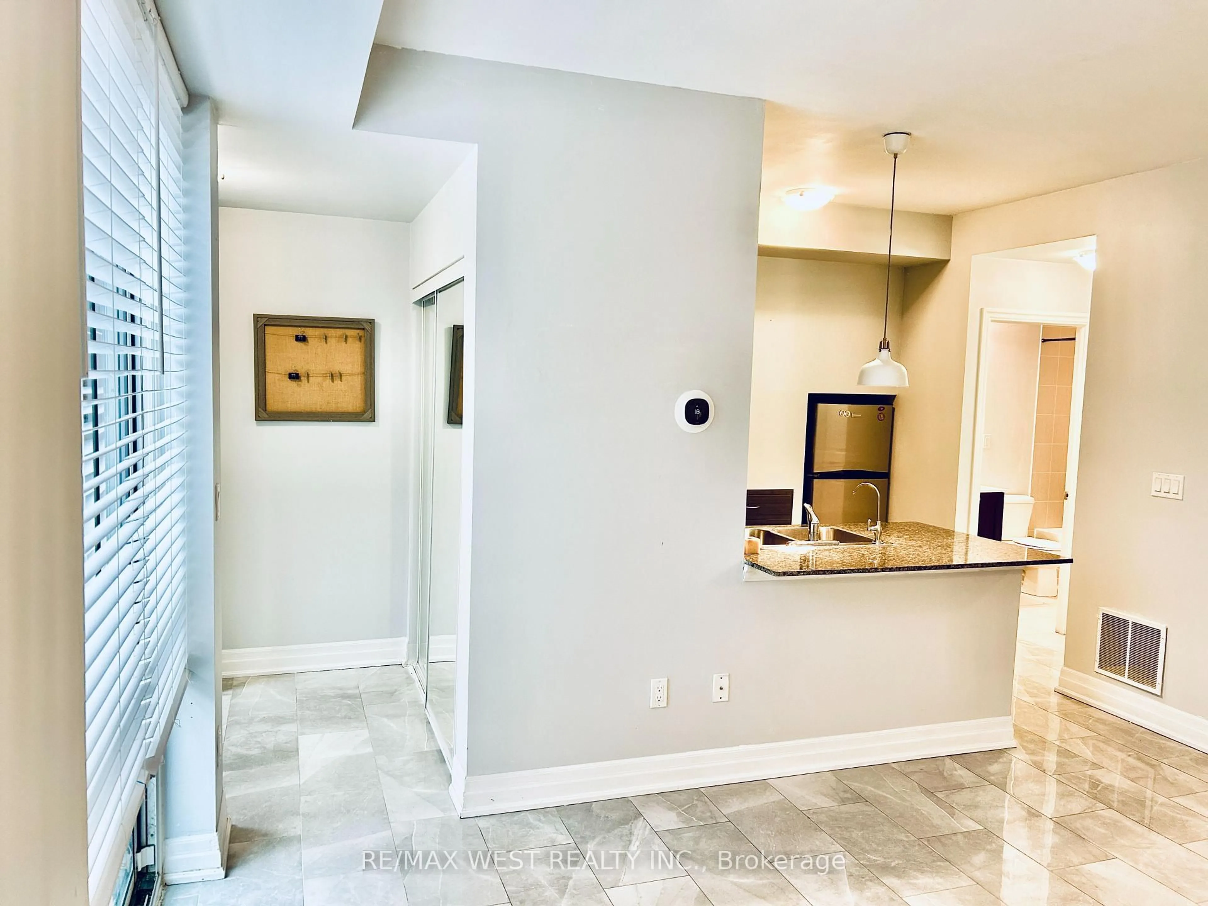 Unknown for 5 Sousa Mendes St #102, Toronto Ontario M6P 0A8