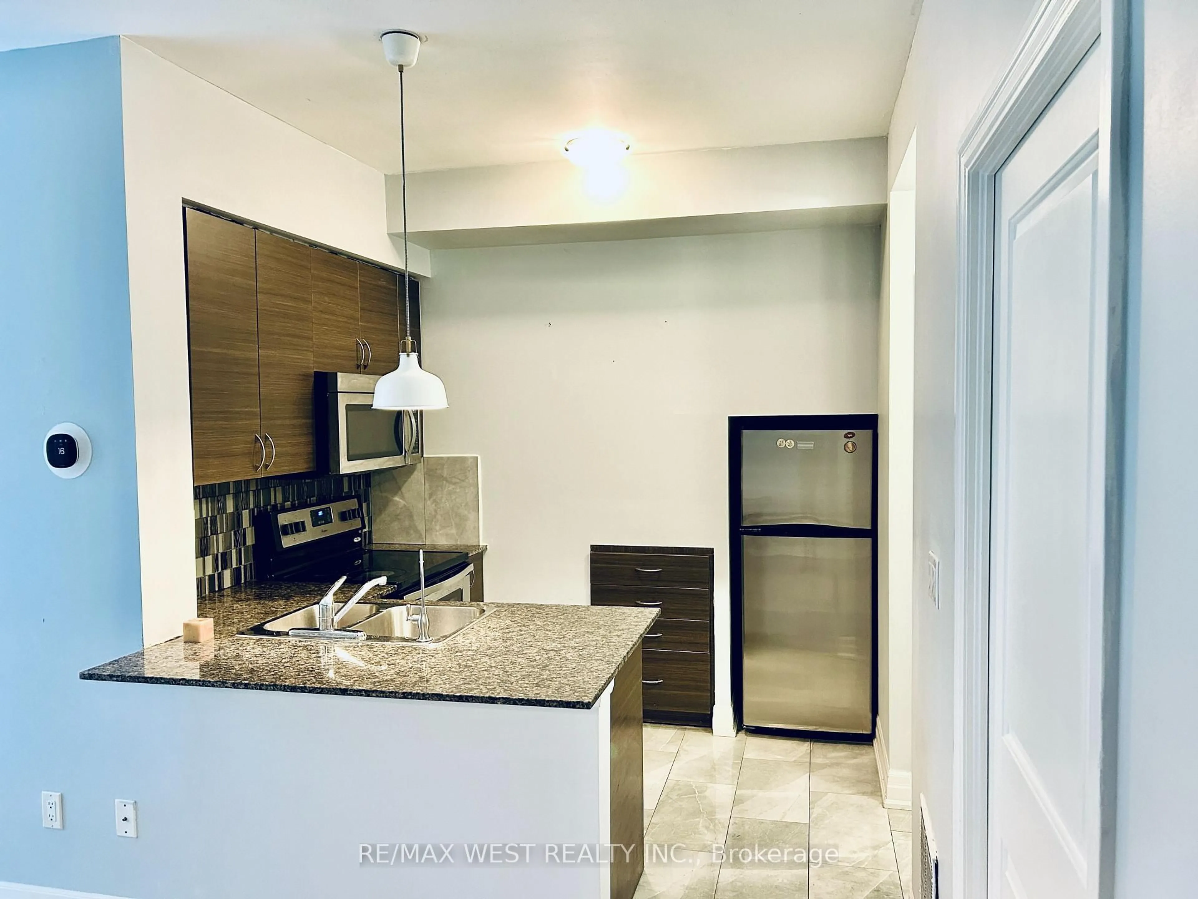 Unknown for 5 Sousa Mendes St #102, Toronto Ontario M6P 0A8