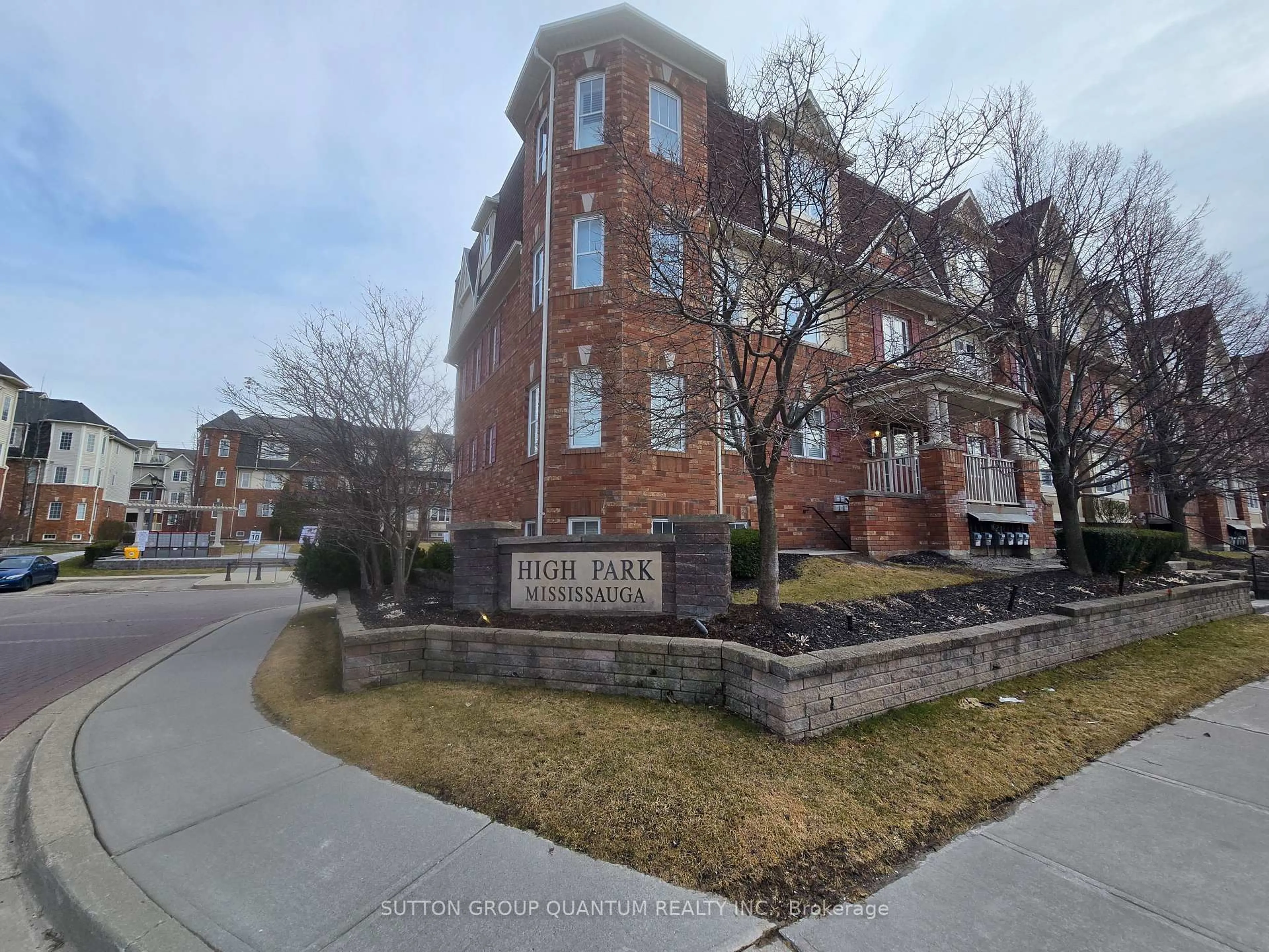 Home with brick exterior material, street for 594 Shoreline Dr #3, Mississauga Ontario L5B 0A8