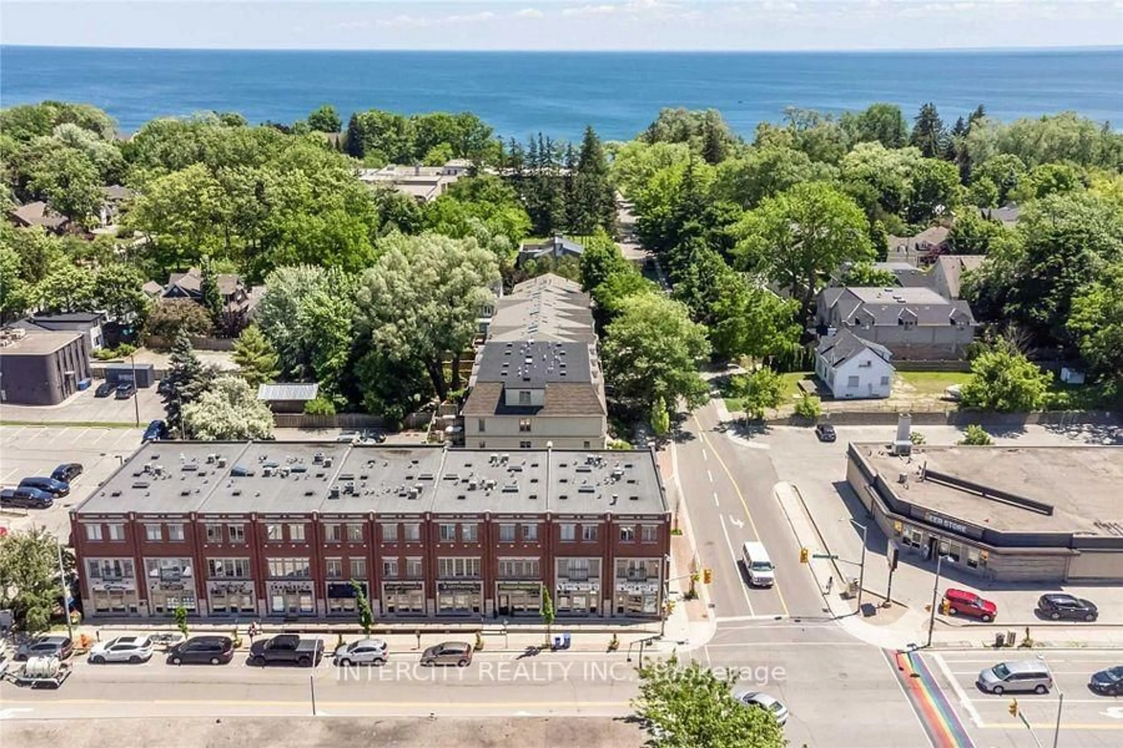 A pic from outside/outdoor area/front of a property/back of a property/a pic from drone, unknown for 86 Lakeshore Rd, Oakville Ontario L6K 3A2