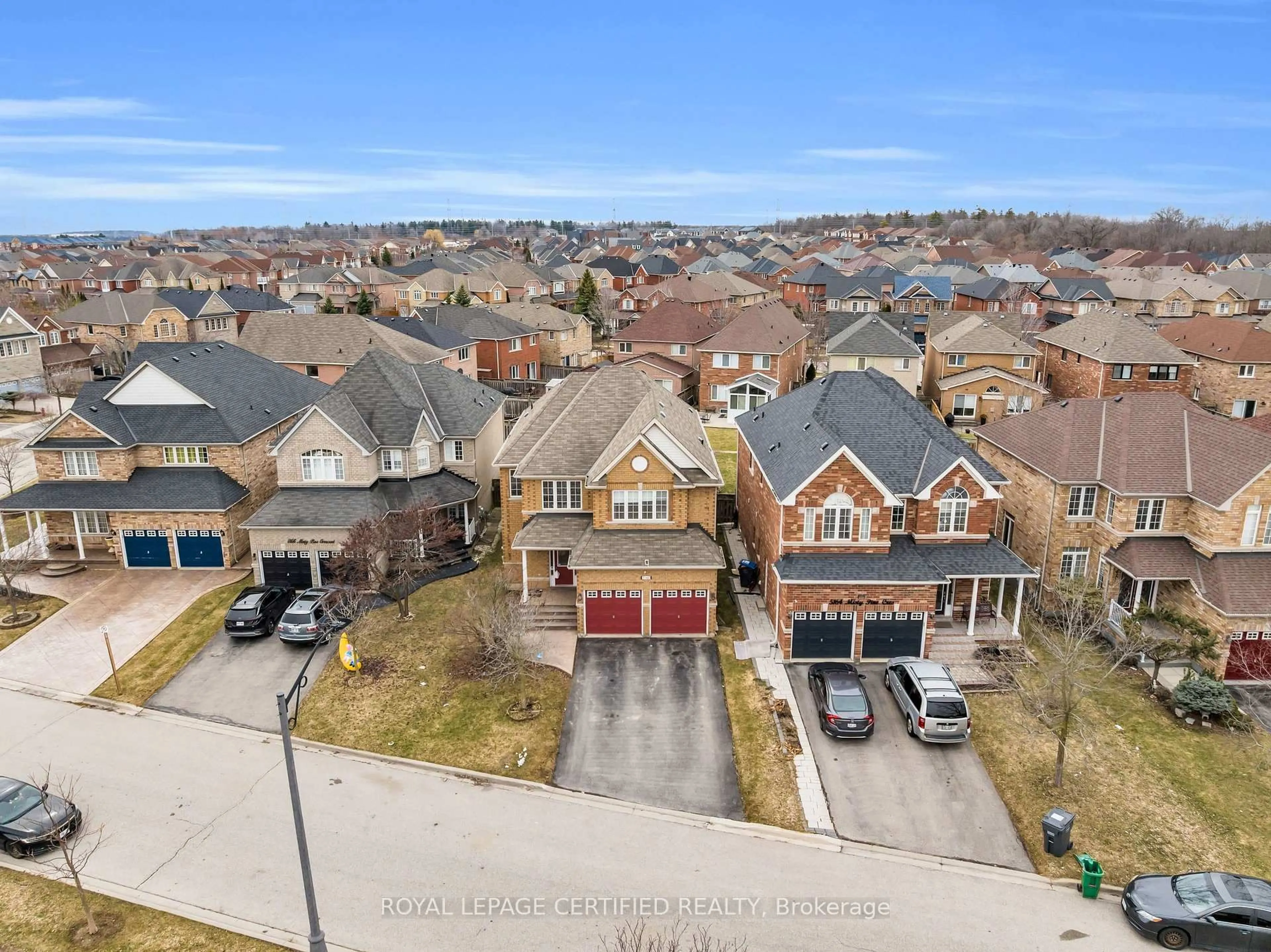 A pic from outside/outdoor area/front of a property/back of a property/a pic from drone, street for 5160 Misty Pine Cres, Mississauga Ontario L5M 8B7