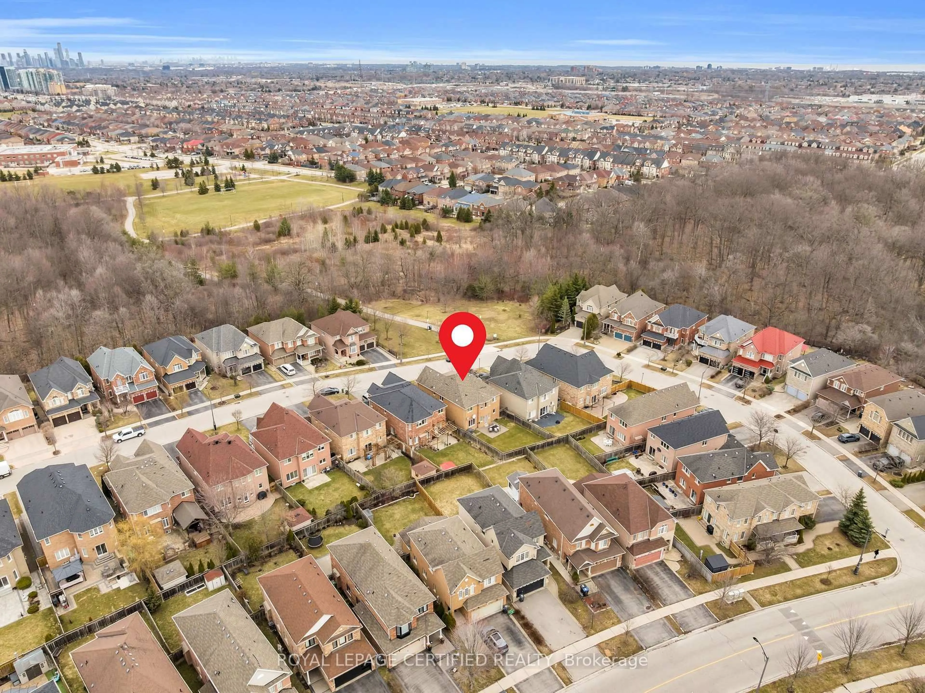 A pic from outside/outdoor area/front of a property/back of a property/a pic from drone, street for 5160 Misty Pine Cres, Mississauga Ontario L5M 8B7