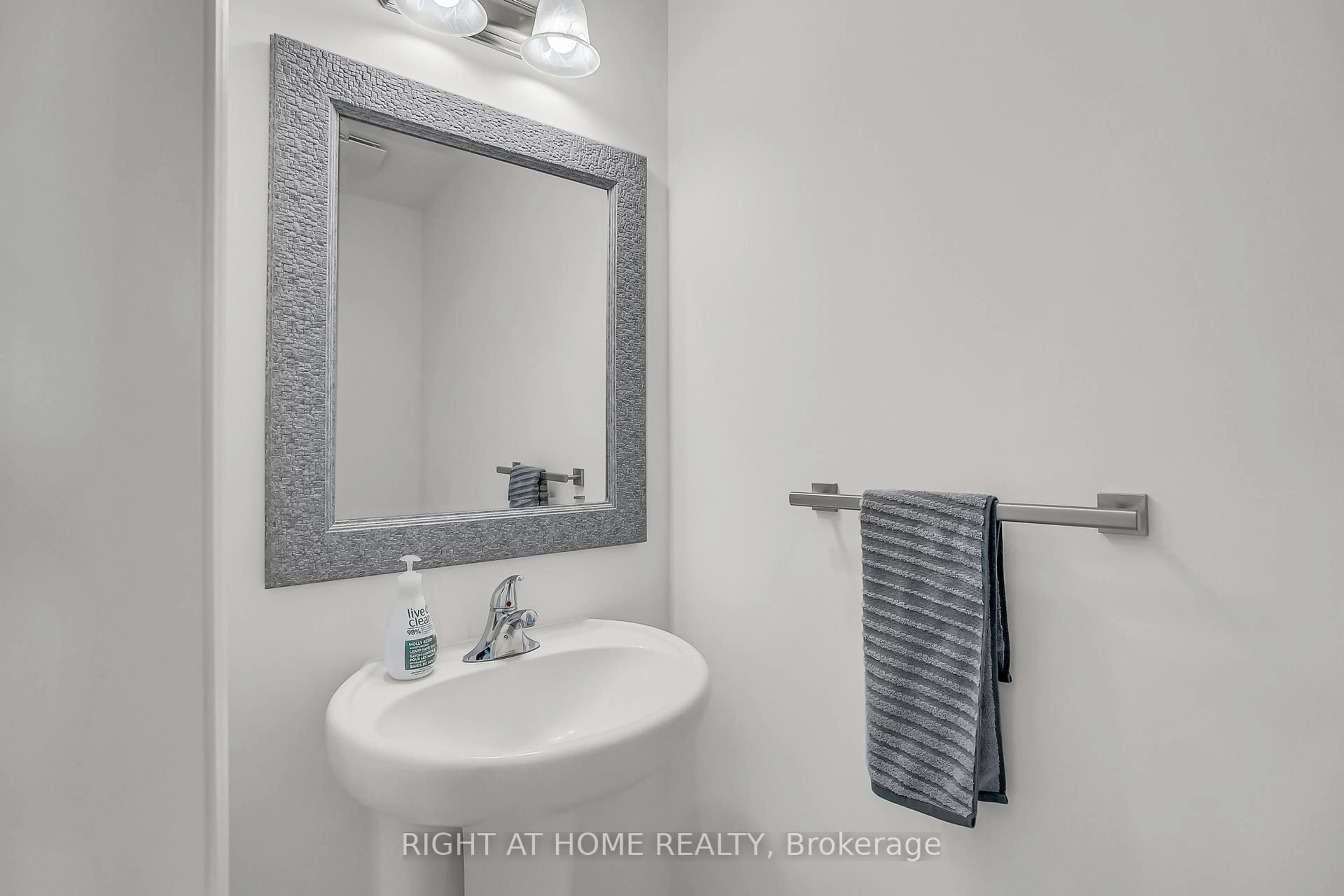 Standard bathroom, ceramic/tile floor for 88 Winterton Crt, Orangeville Ontario L9W 6Z7