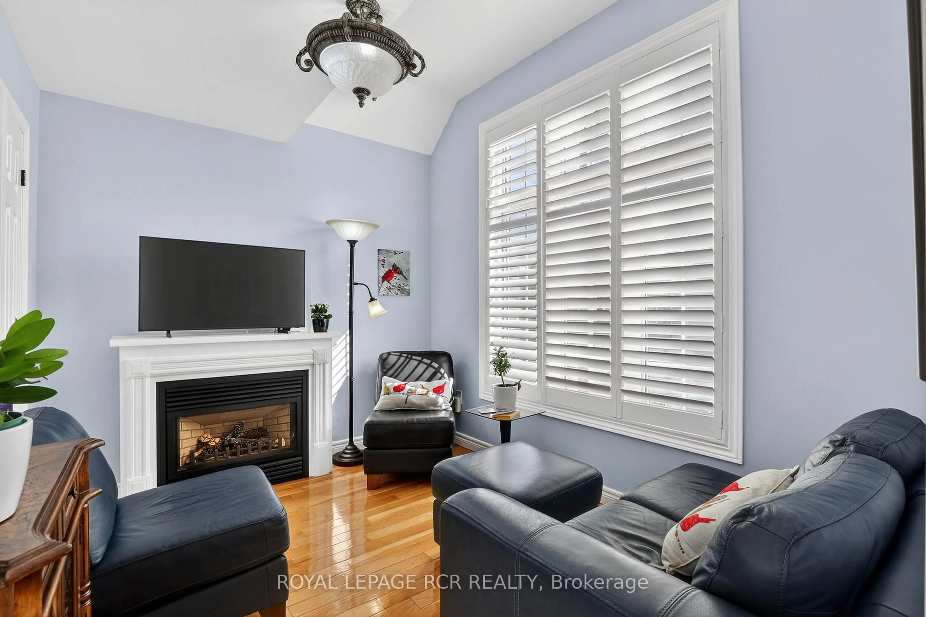 Living room with furniture, wood/laminate floor for 26 Nailsworth Cres, Caledon Ontario L7C 1R3