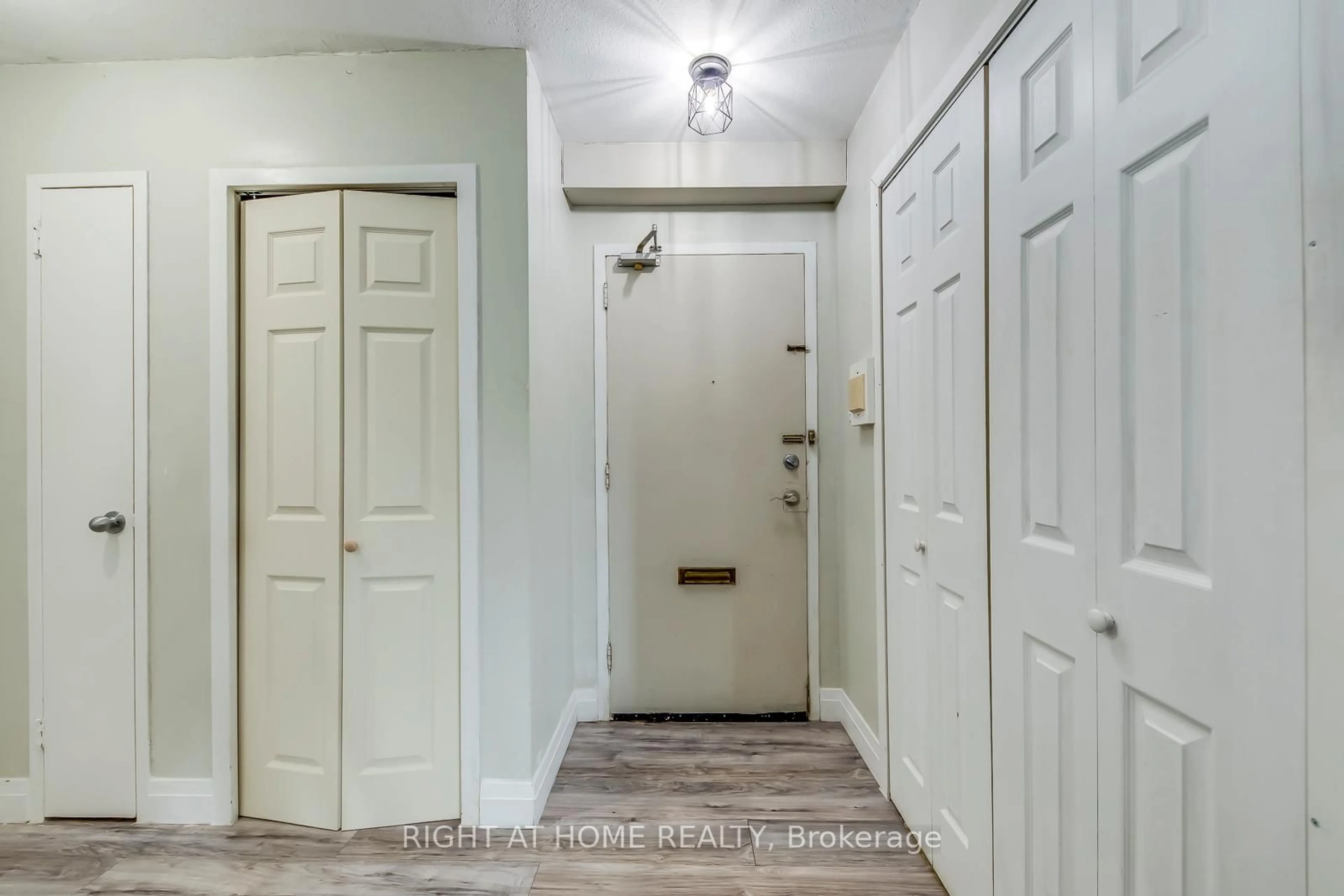 Indoor entryway for 3460 Keele St #103, Toronto Ontario M3J 1L9