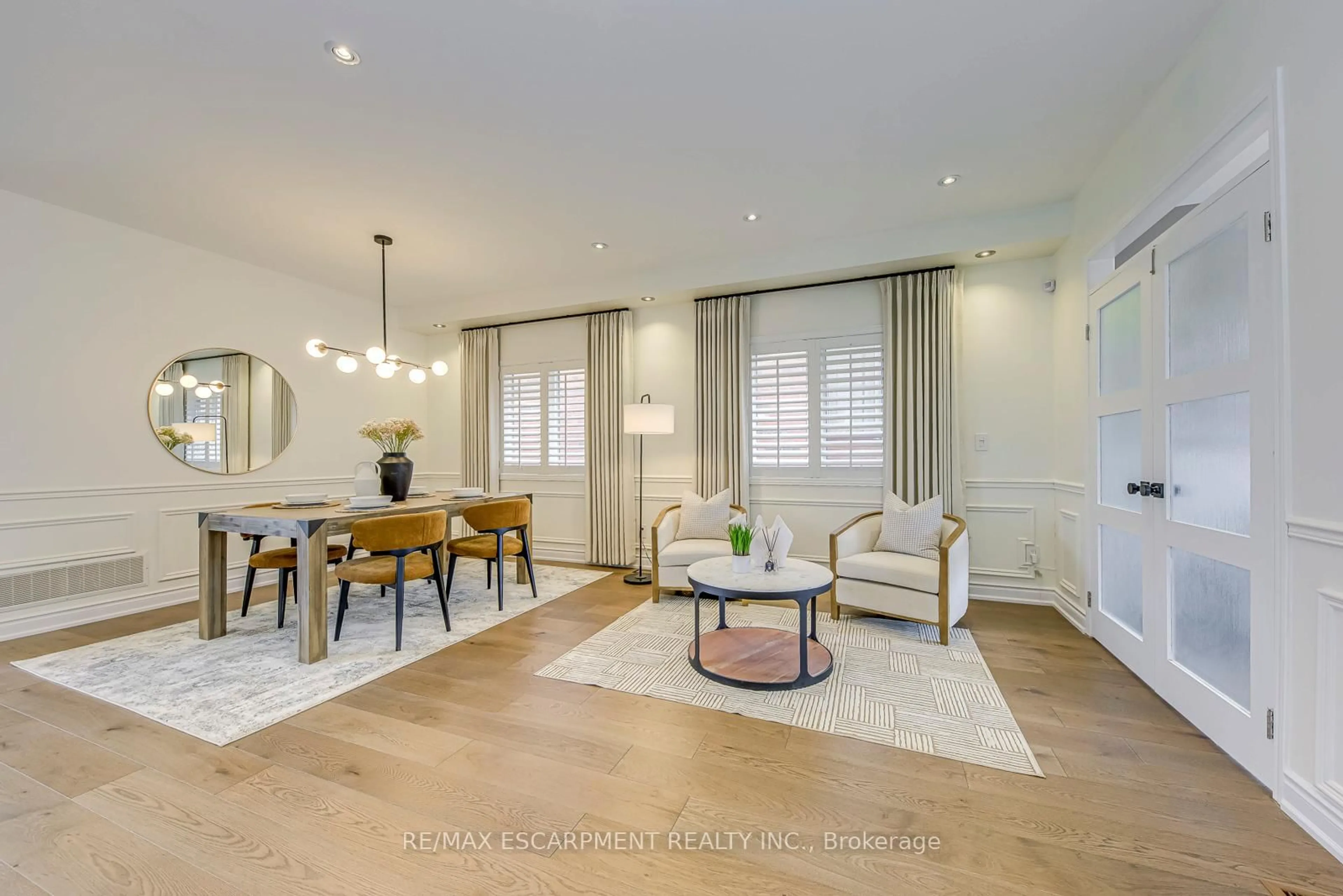 Living room with furniture, wood/laminate floor for 4200 Fuller Cres, Burlington Ontario L7M 0M5