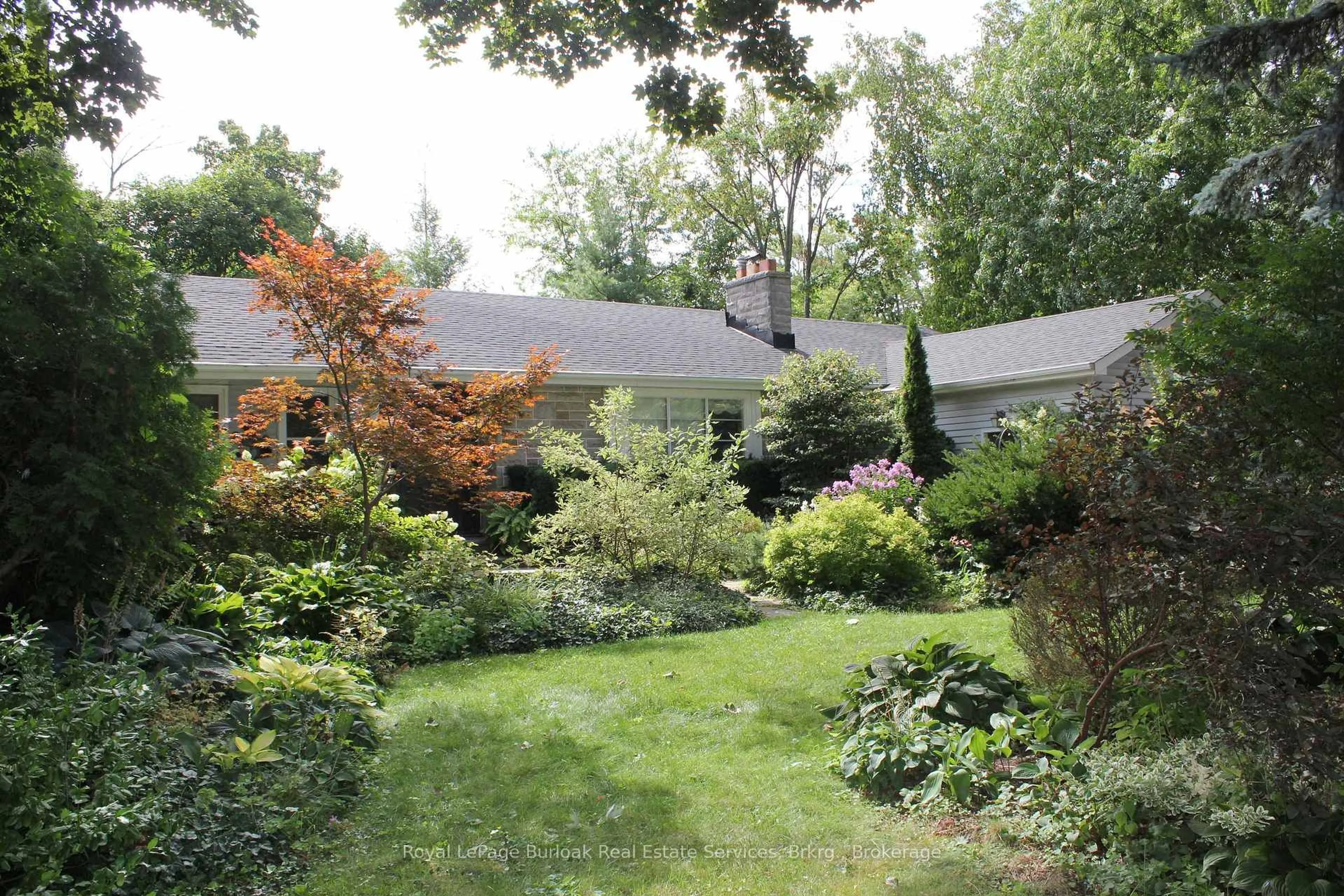 Patio, street for 3012 First St, Burlington Ontario L7N 1C3