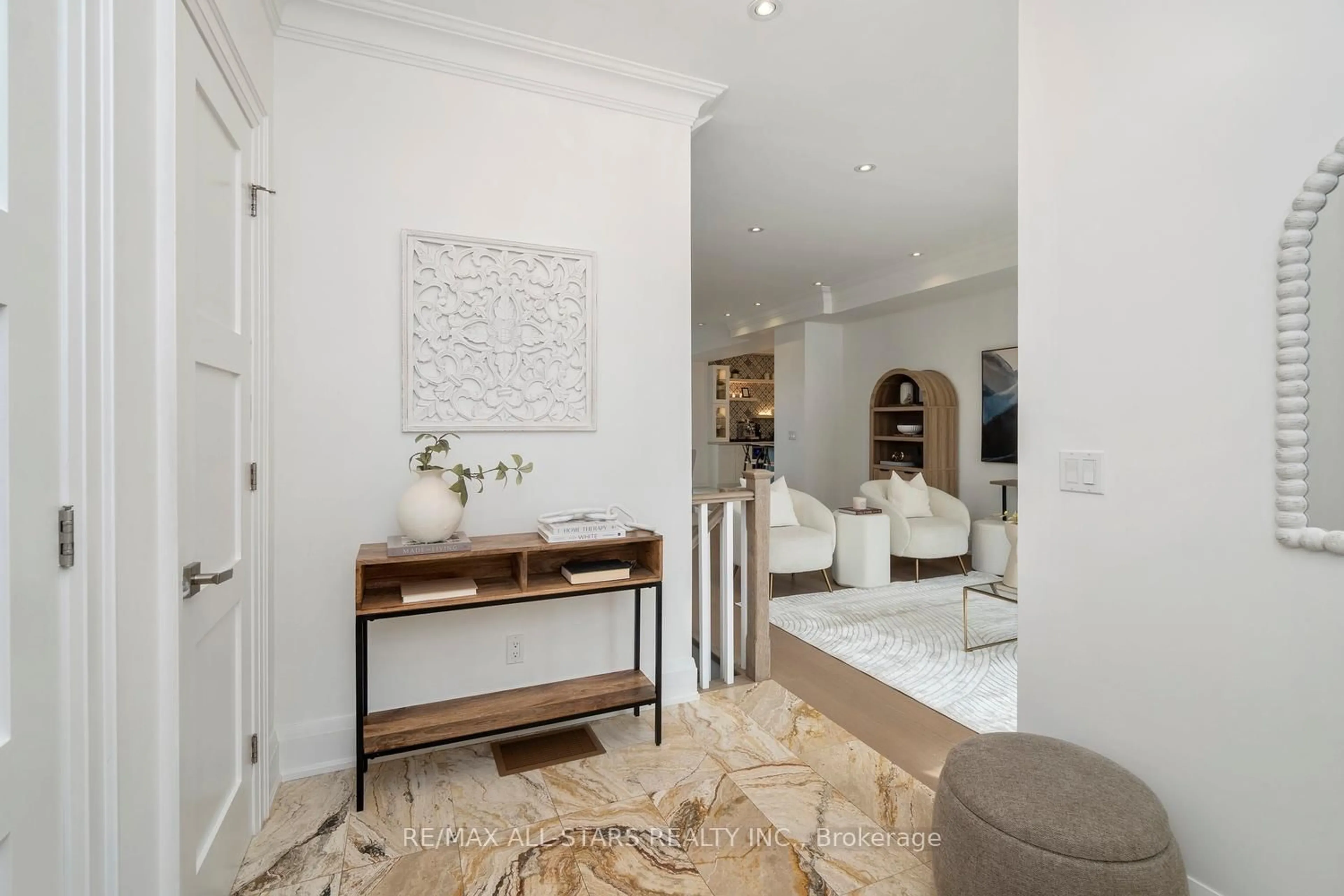 Indoor entryway for 36 Athol Ave, Toronto Ontario M8Z 2A4