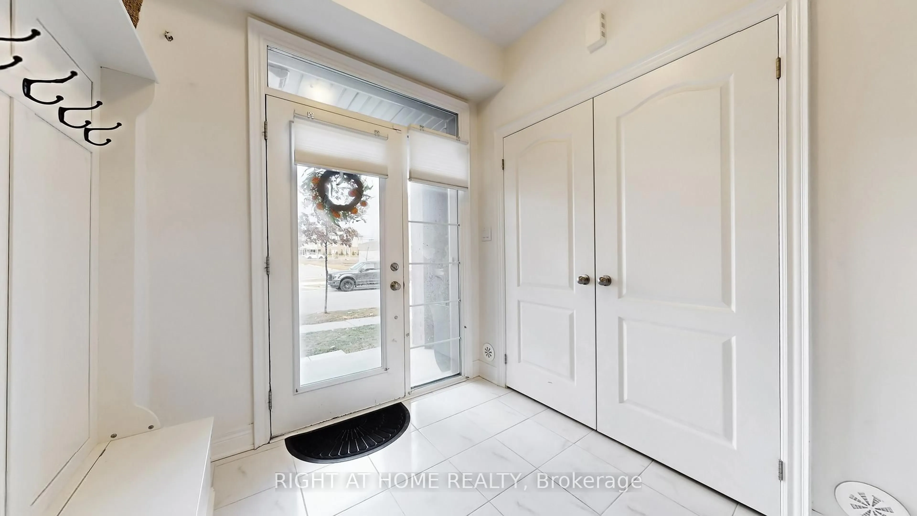 Indoor entryway for 1423 Clarriage Crt, Milton Ontario L9E 1J4