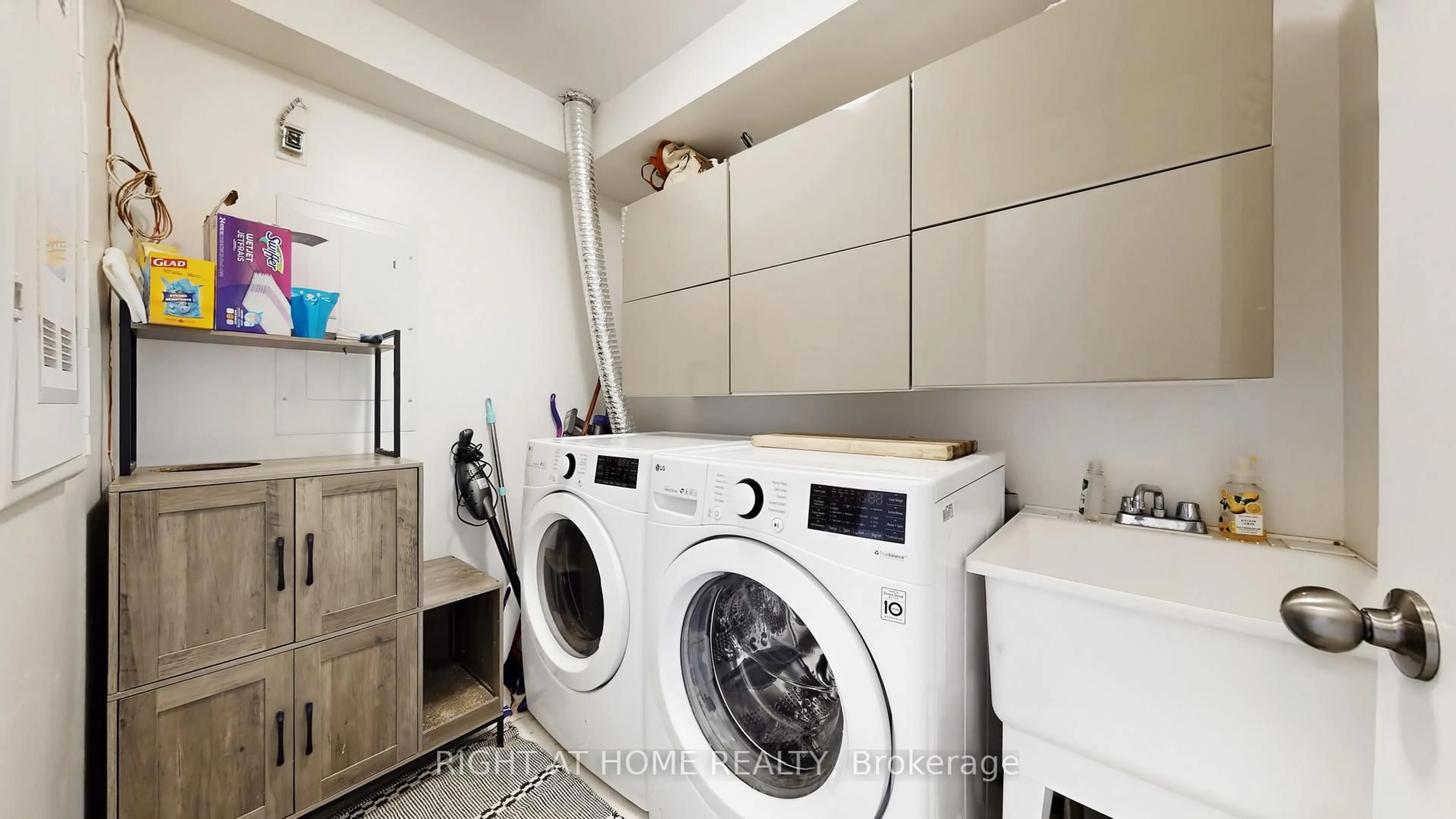 Laundry room for 1423 Clarriage Crt, Milton Ontario L9E 1J4