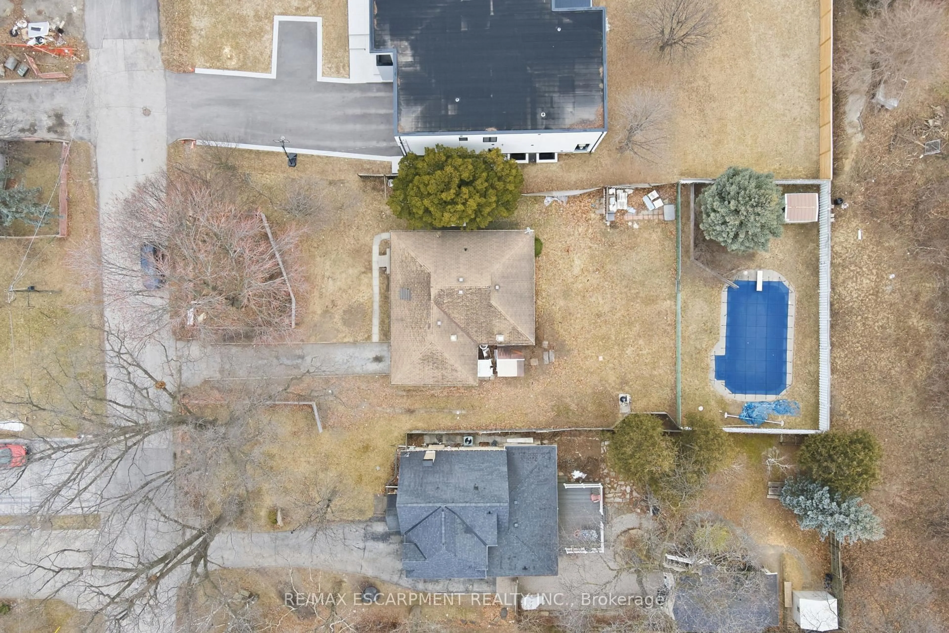 A pic from outside/outdoor area/front of a property/back of a property/a pic from drone, street for 1643A Glenburnie Rd, Mississauga Ontario L5G 3E4
