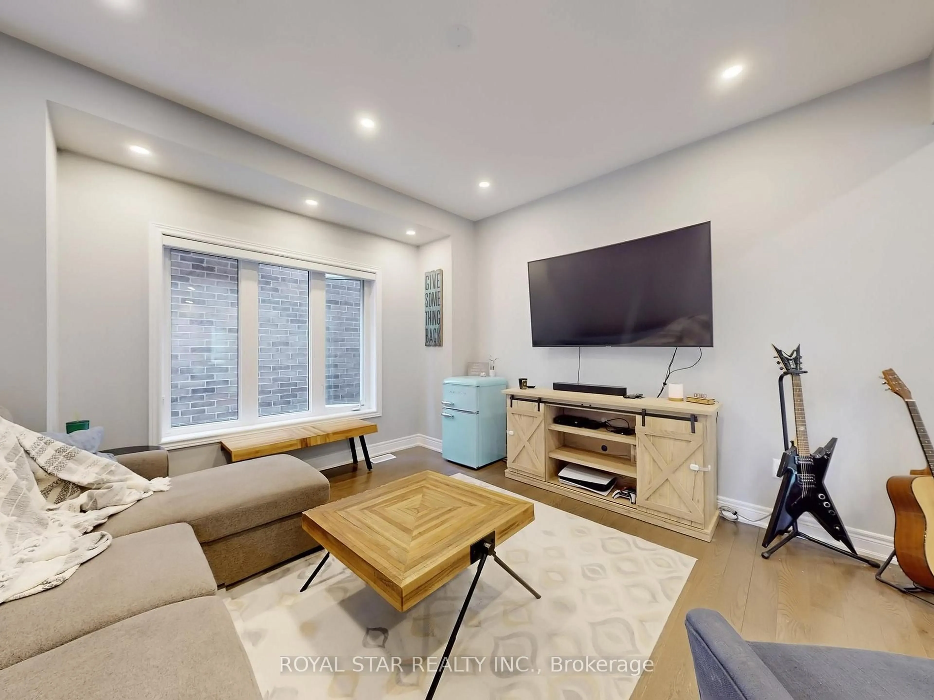 Living room with furniture, unknown for 20 Walworth St, Halton Hills Ontario L7G 0N5