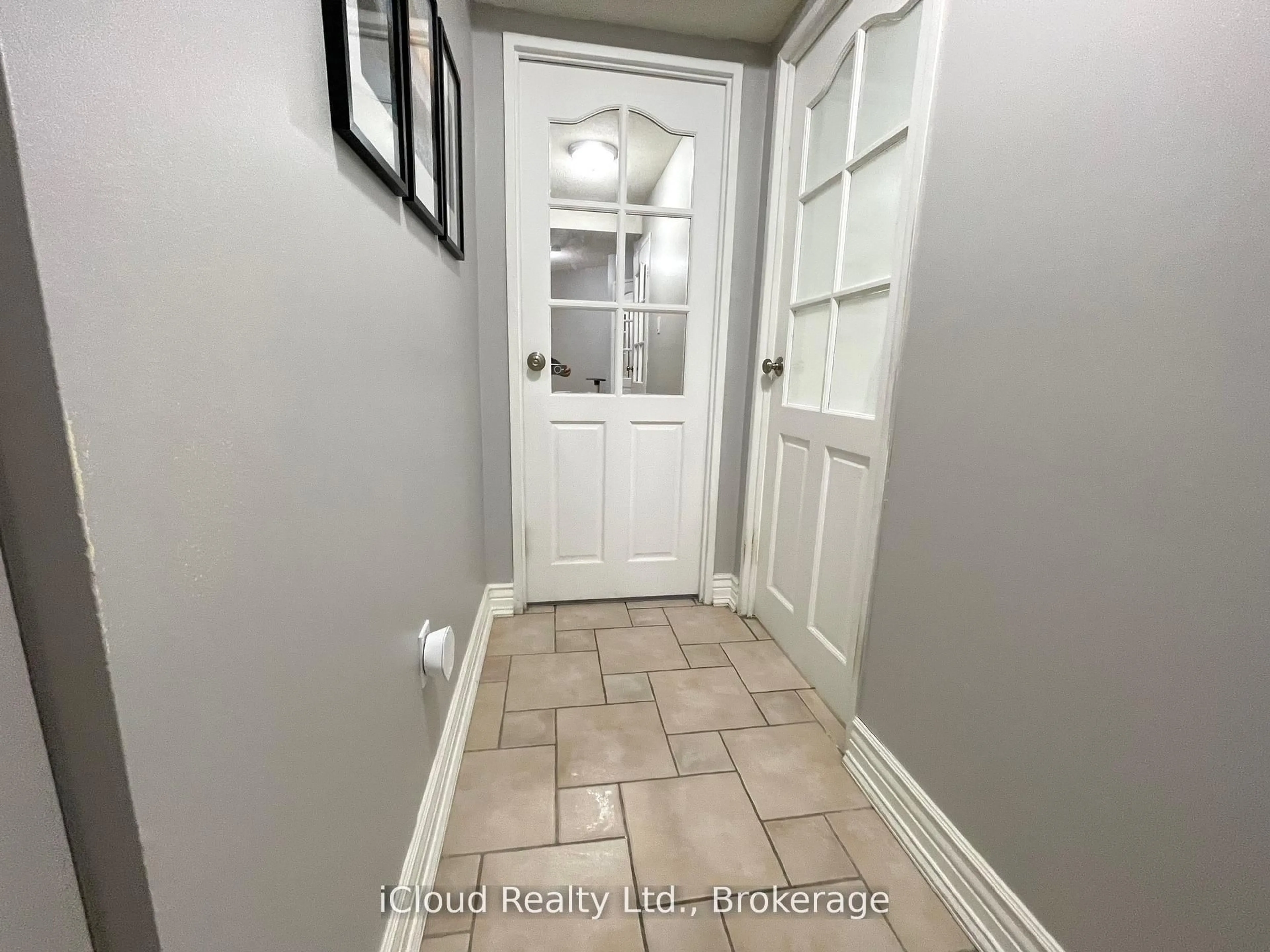 Indoor entryway for 3650 Kaneff Cres #3208, Mississauga Ontario L5A 4A1