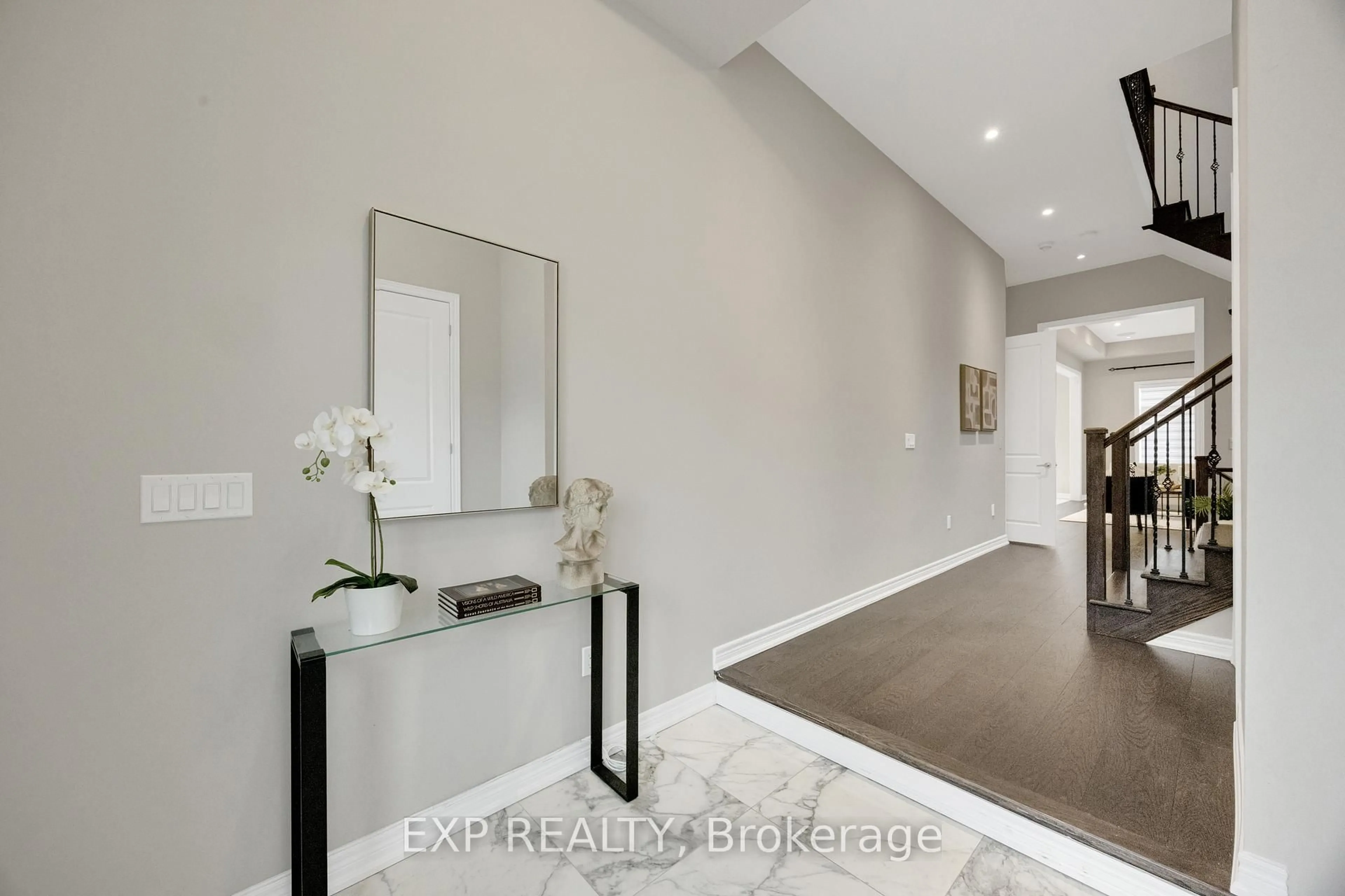 Indoor entryway for 34 Carnegie Dr, Oakville Ontario L6H 0V8