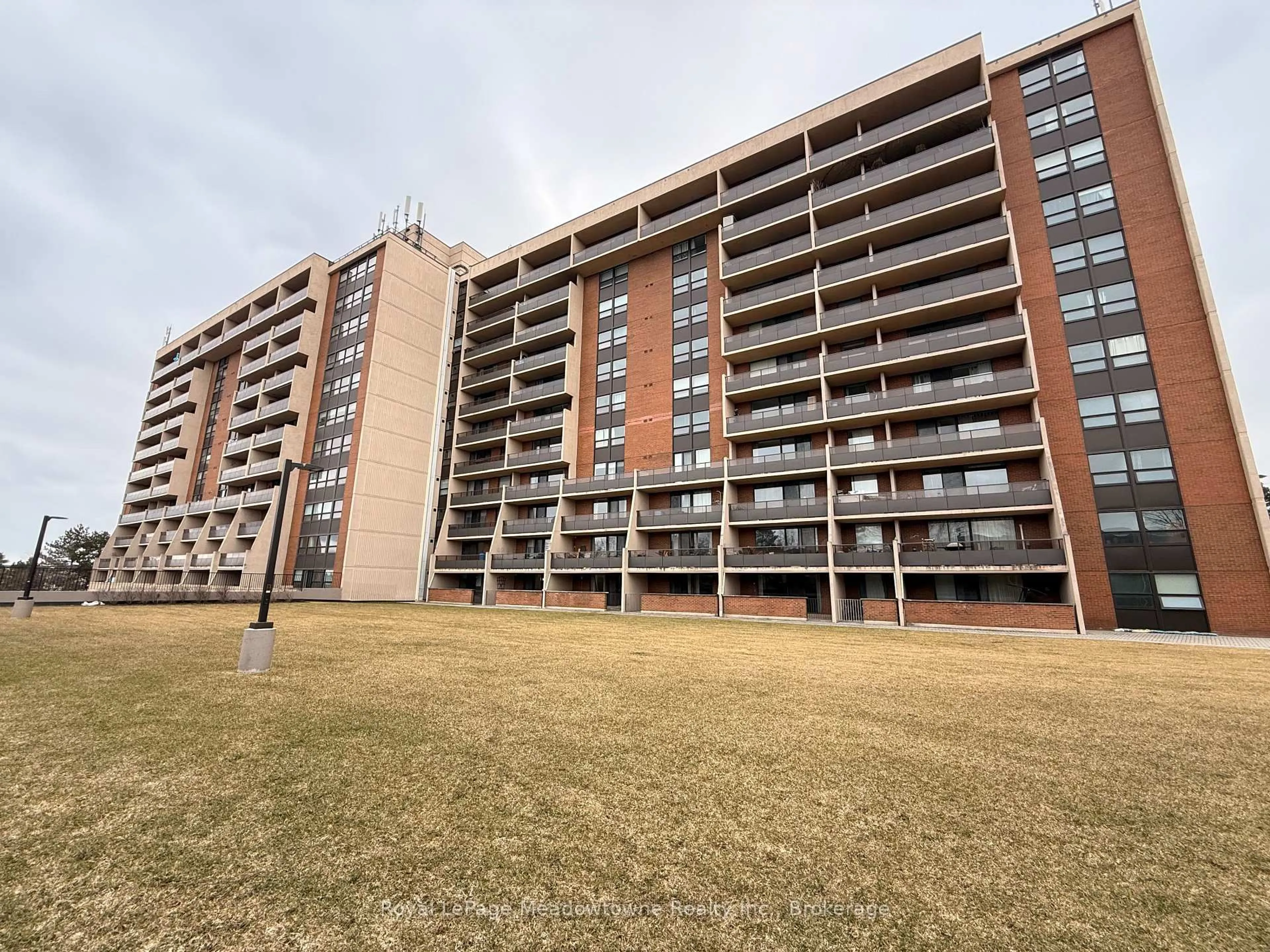 A pic from outside/outdoor area/front of a property/back of a property/a pic from drone, building for 2929 Aquitaine Ave #215, Mississauga Ontario L5N 2C7