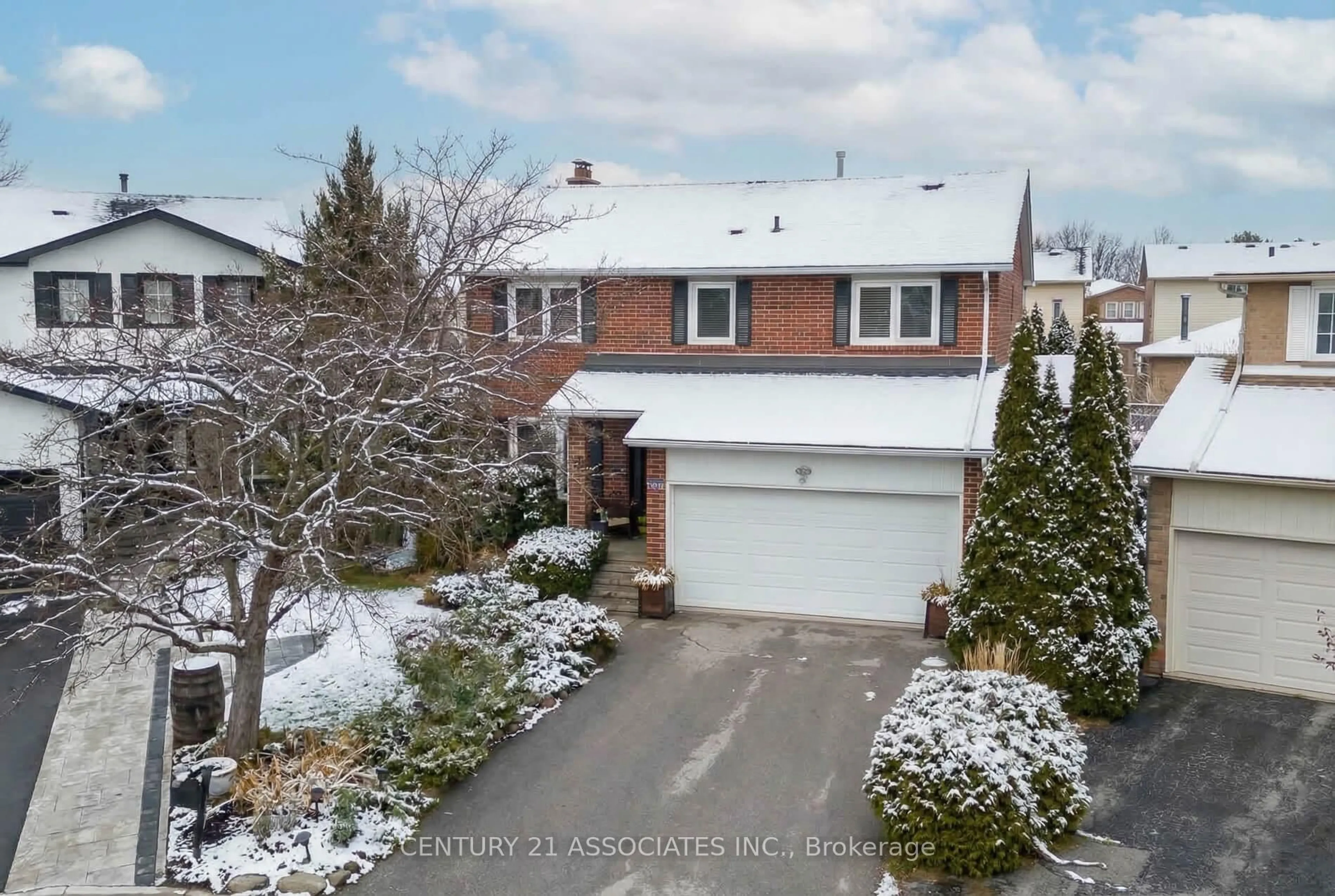 A pic from outside/outdoor area/front of a property/back of a property/a pic from drone, street for 1324 Quinpool Crt, Mississauga Ontario L5C 4J3