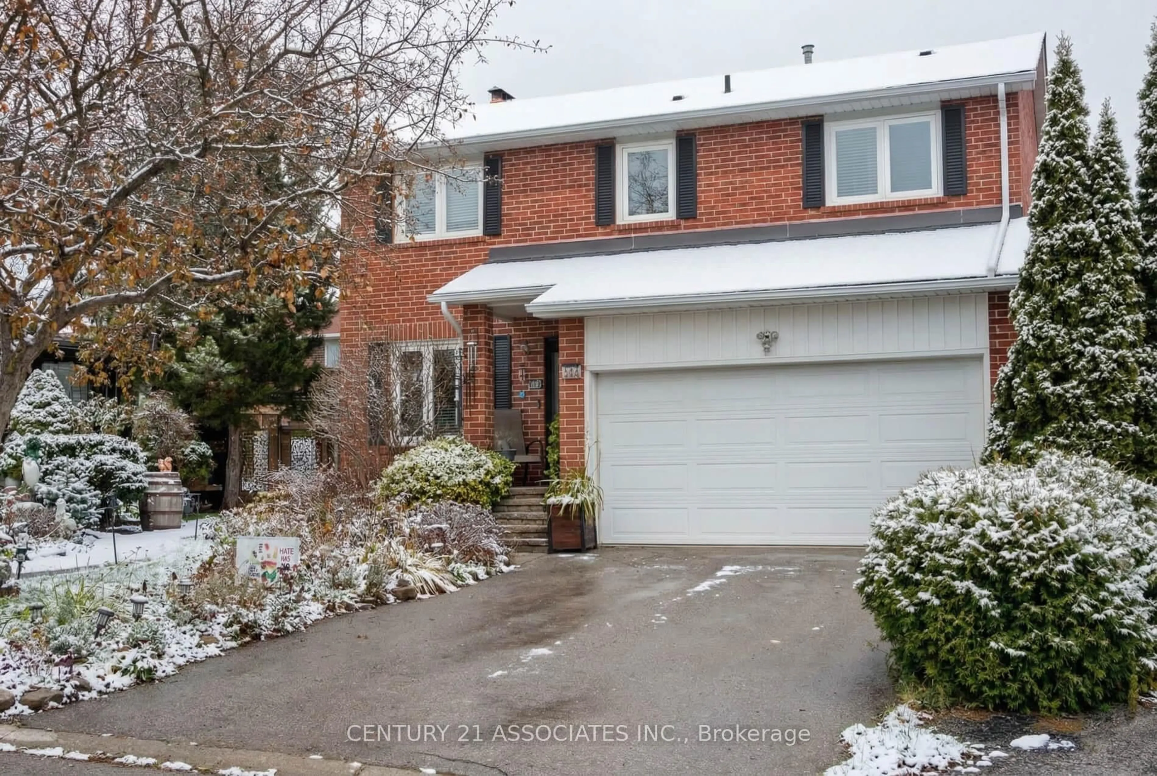 A pic from outside/outdoor area/front of a property/back of a property/a pic from drone, street for 1324 Quinpool Crt, Mississauga Ontario L5C 4J3