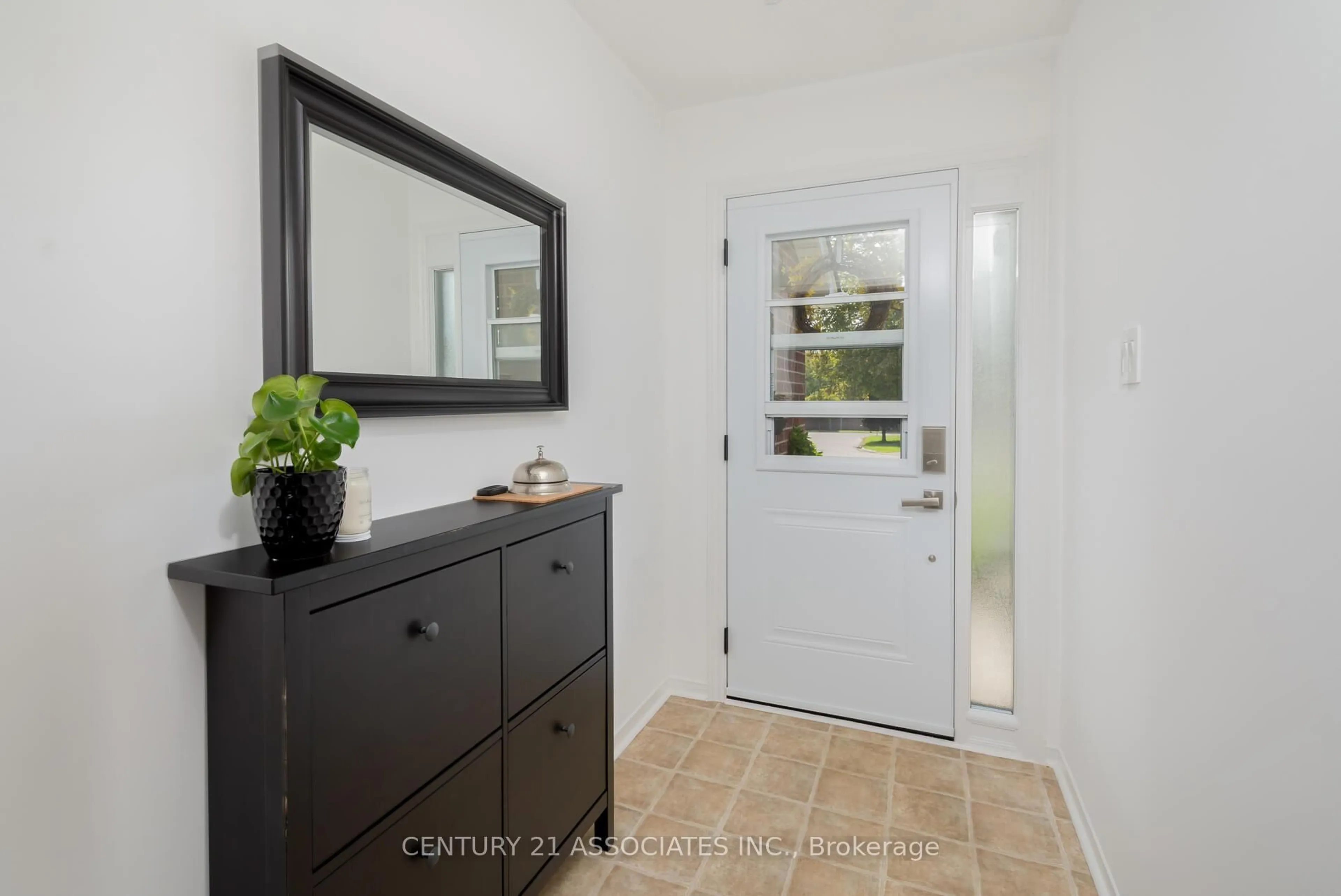 Indoor entryway for 1324 Quinpool Crt, Mississauga Ontario L5C 4J3