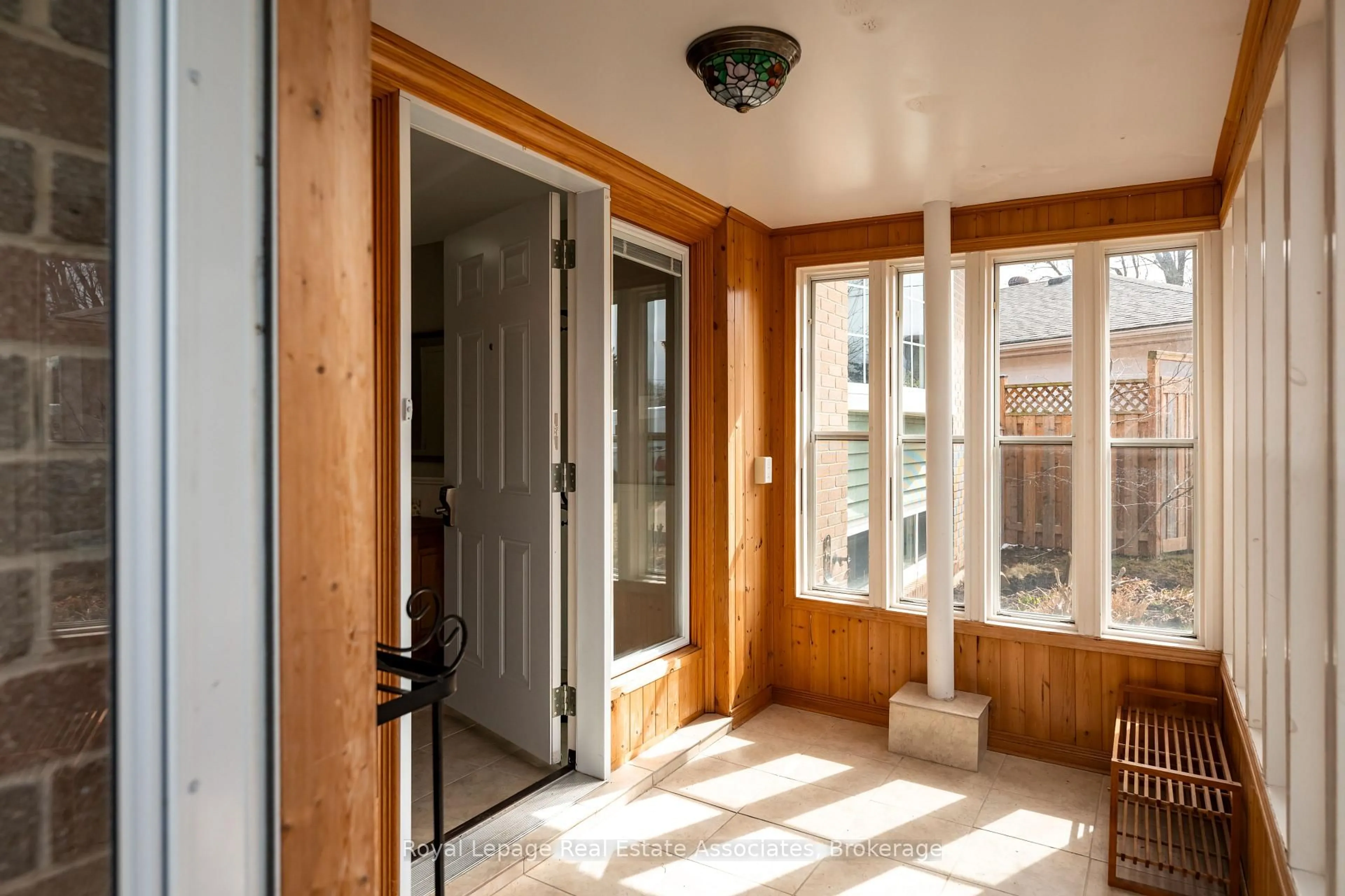 Indoor entryway for 55 Eleanor Cres, Halton Hills Ontario L7G 2T7