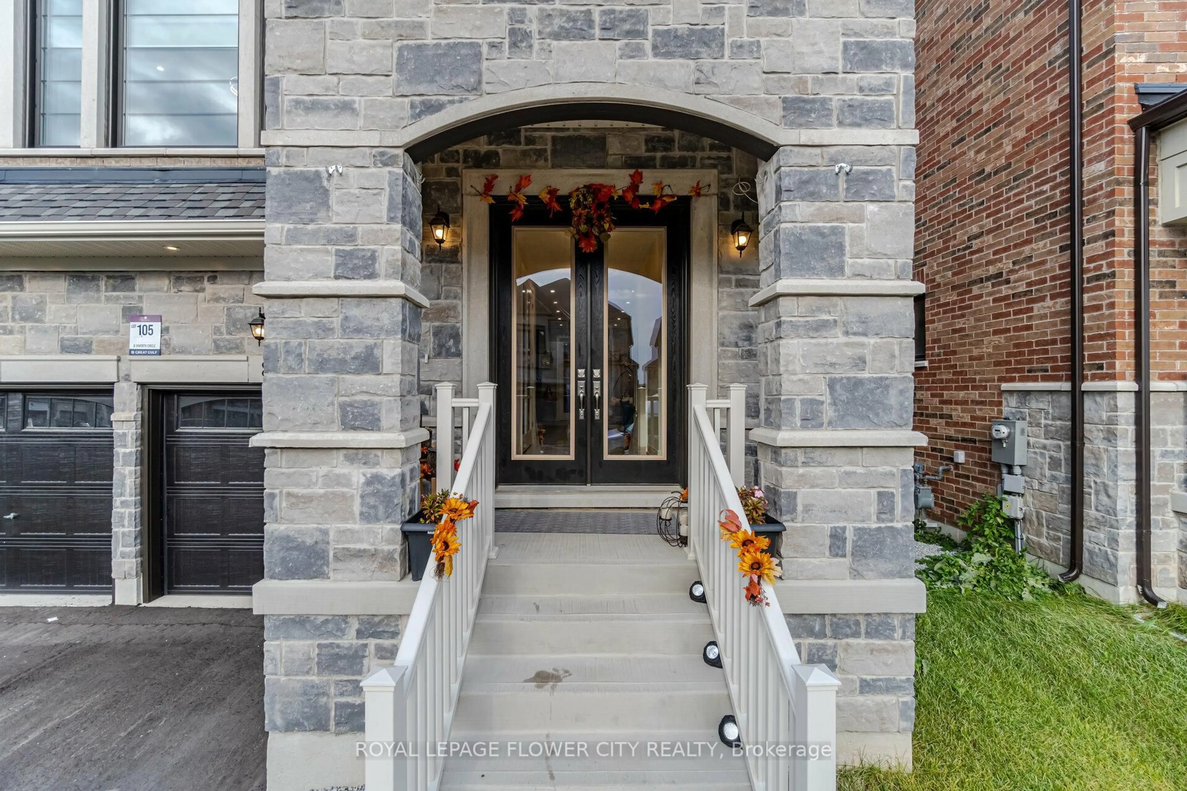 Indoor entryway for 8 Ixworth Circ, Brampton Ontario L6Y 6J8