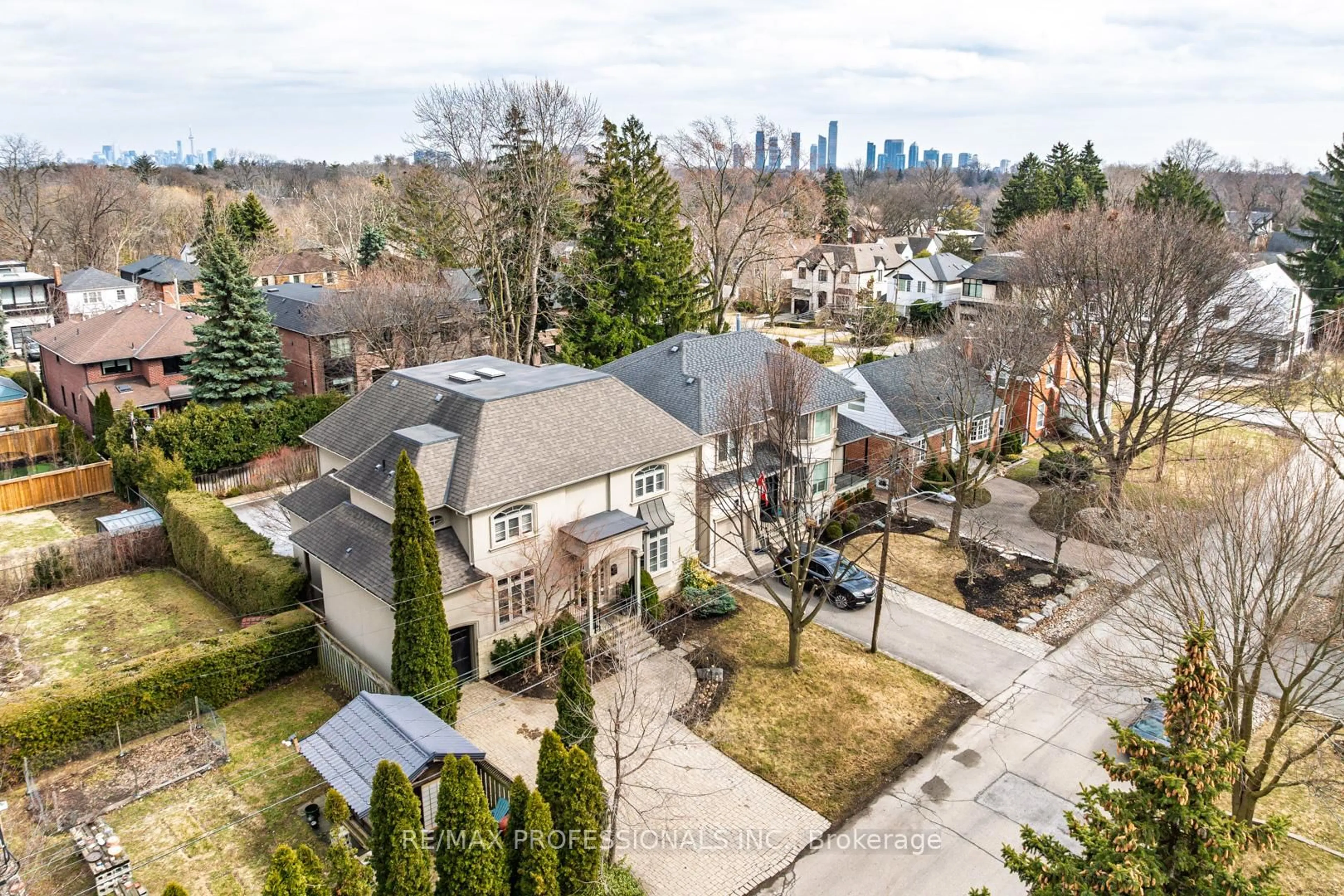 A pic from outside/outdoor area/front of a property/back of a property/a pic from drone, unknown for 31 Gardenvale Rd, Toronto Ontario M8Z 4C2